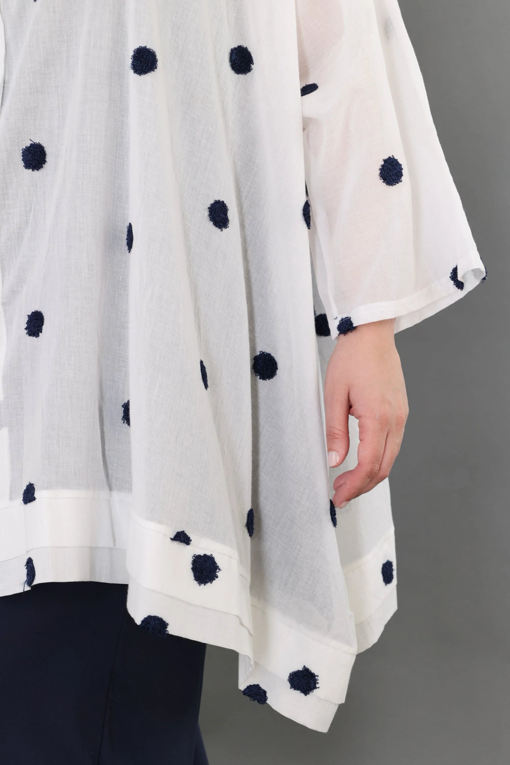  A-Form Bluse von AKH Premium aus Baumwolle, P1005.7110, Weiß/Dunkelblau, Punkte, Schick