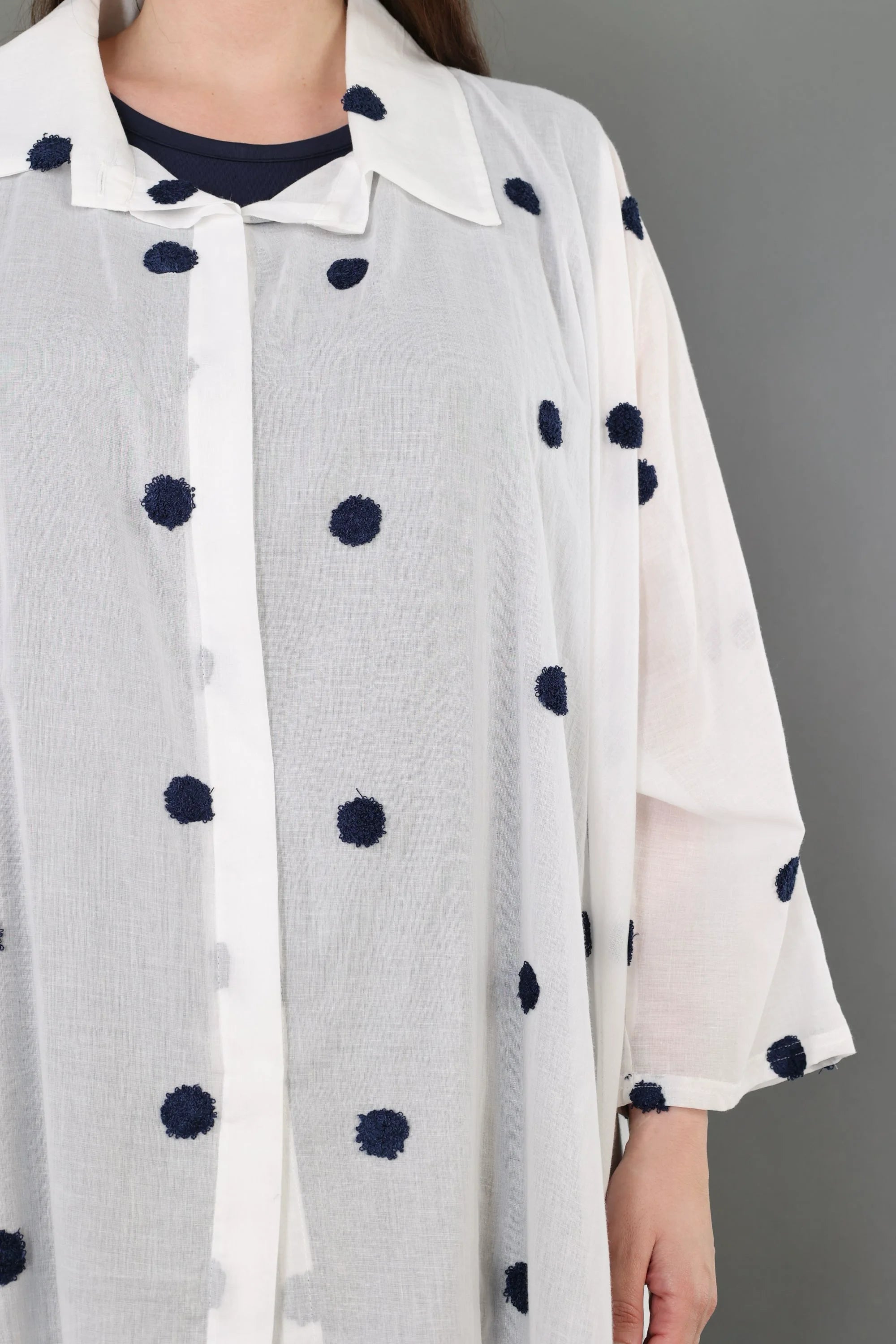  A-Form Bluse von AKH Premium aus Baumwolle, P1005.7110, Weiß/Dunkelblau, Punkte, Schick