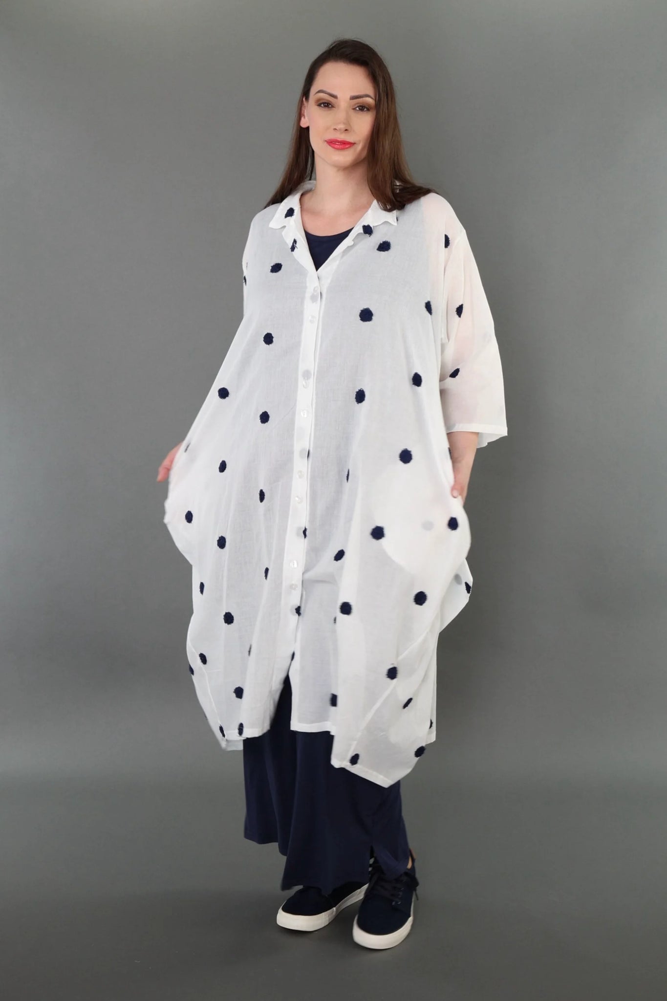  Ballon Bluse von AKH Premium aus Baumwolle, P1005.7117, Weiß/Dunkelblau, Punkte, Schick