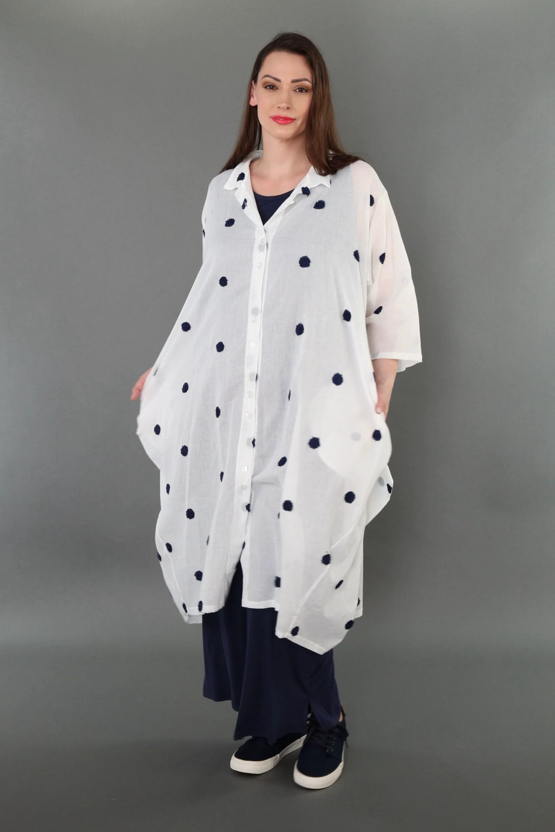  Ballon Bluse von AKH Premium aus Baumwolle, P1005.7117, Weiß/Dunkelblau, Punkte, Schick