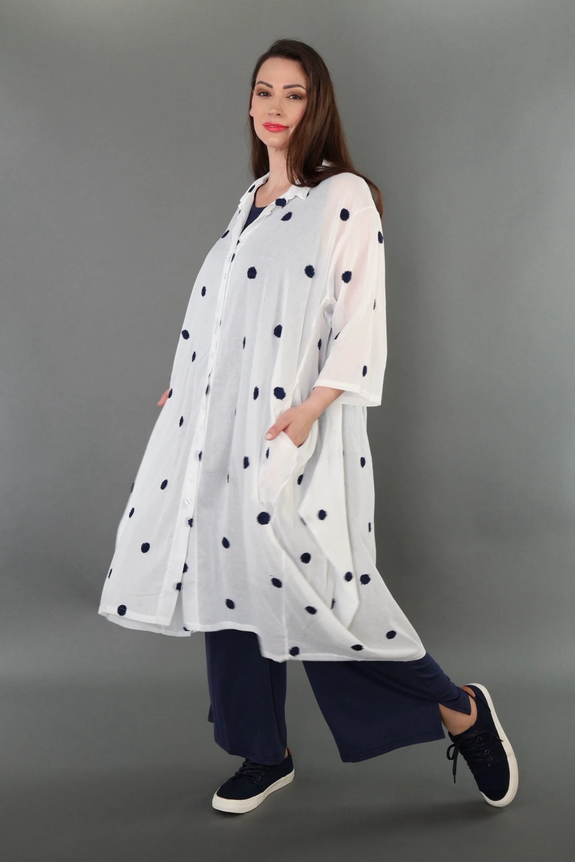  Ballon Bluse von AKH Premium aus Baumwolle, P1005.7117, Weiß/Dunkelblau, Punkte, Schick