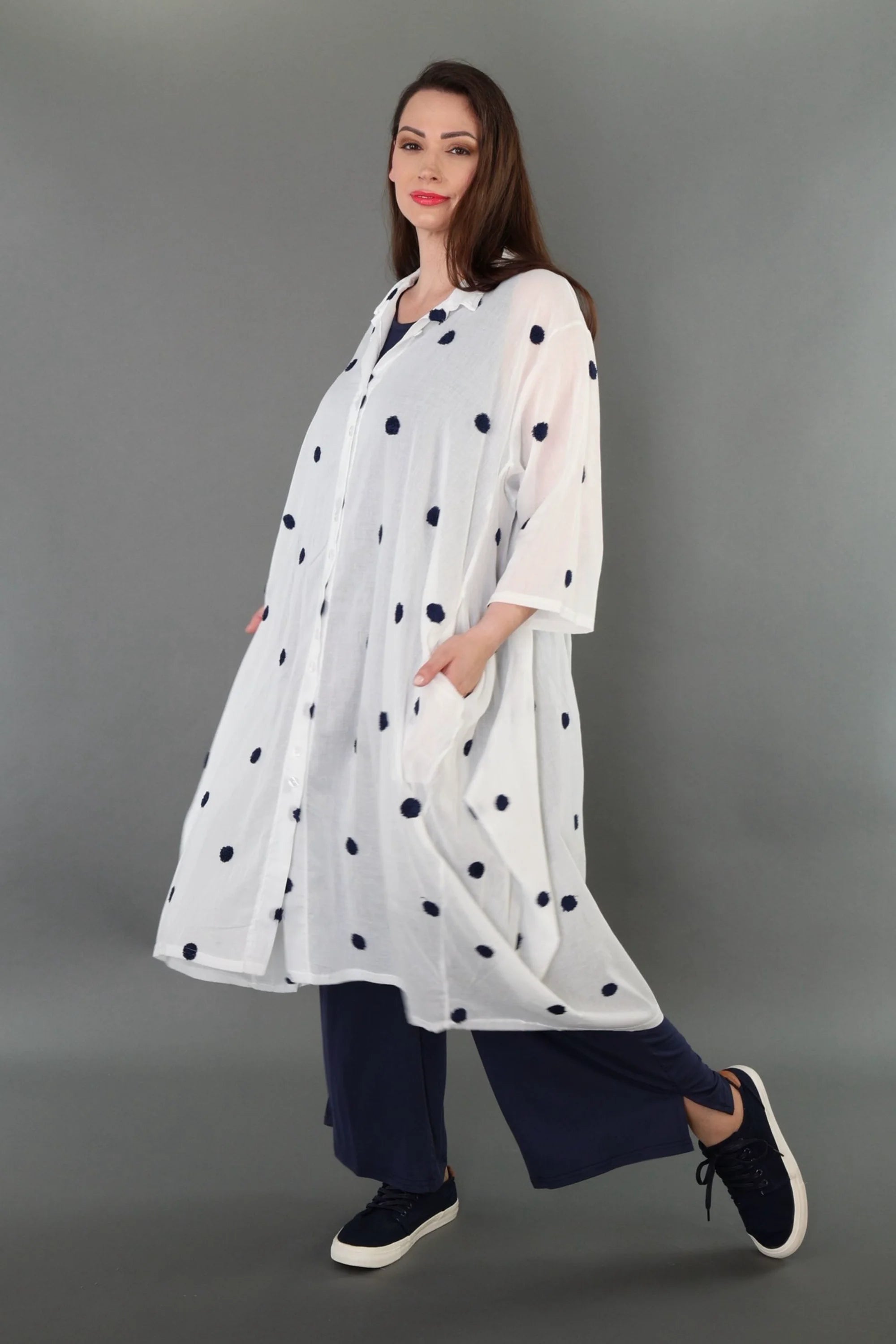  Ballon Bluse von AKH Premium aus Baumwolle, P1005.7117, Weiß/Dunkelblau, Punkte, Schick