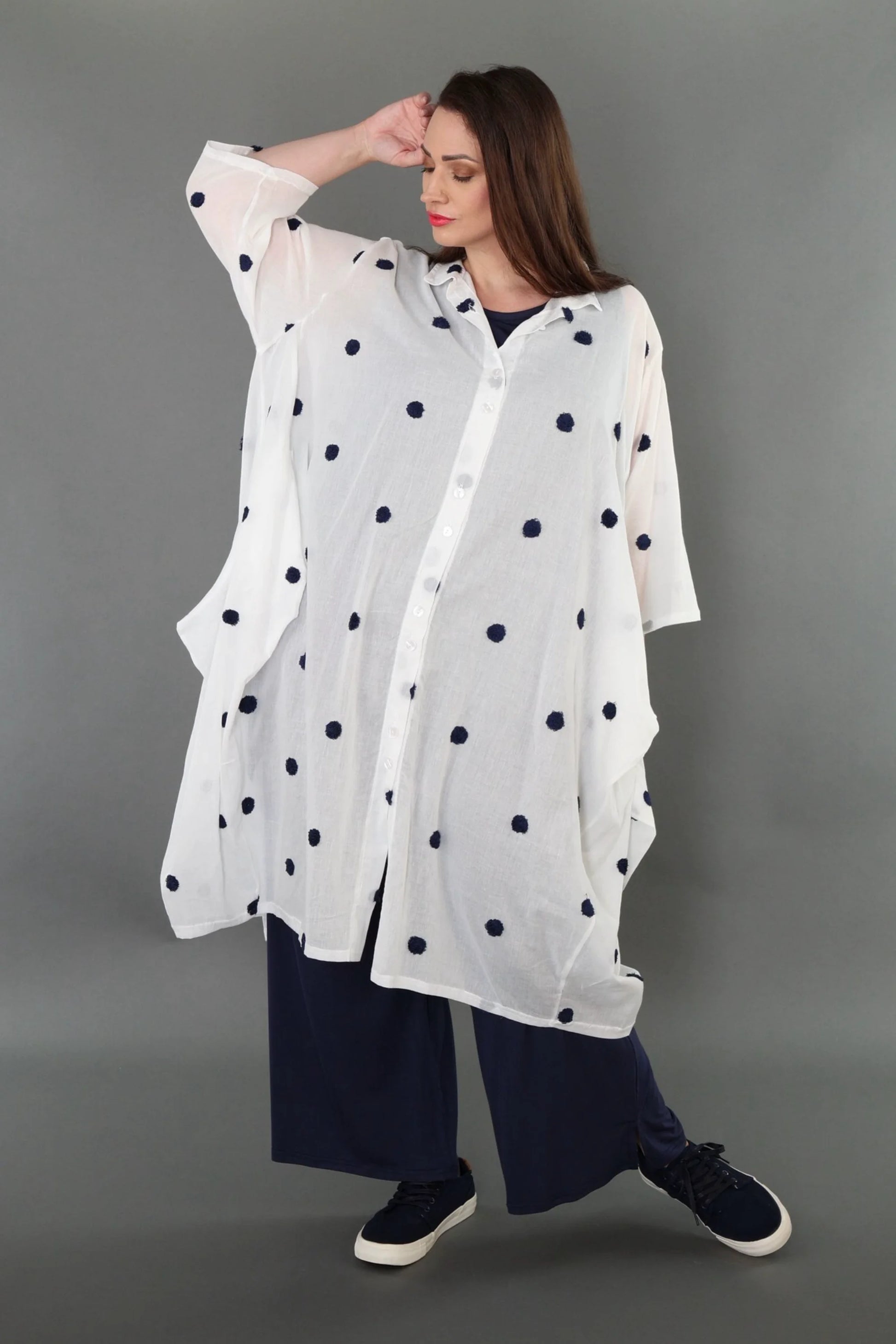  Ballon Bluse von AKH Premium aus Baumwolle, P1005.7117, Weiß/Dunkelblau, Punkte, Schick
