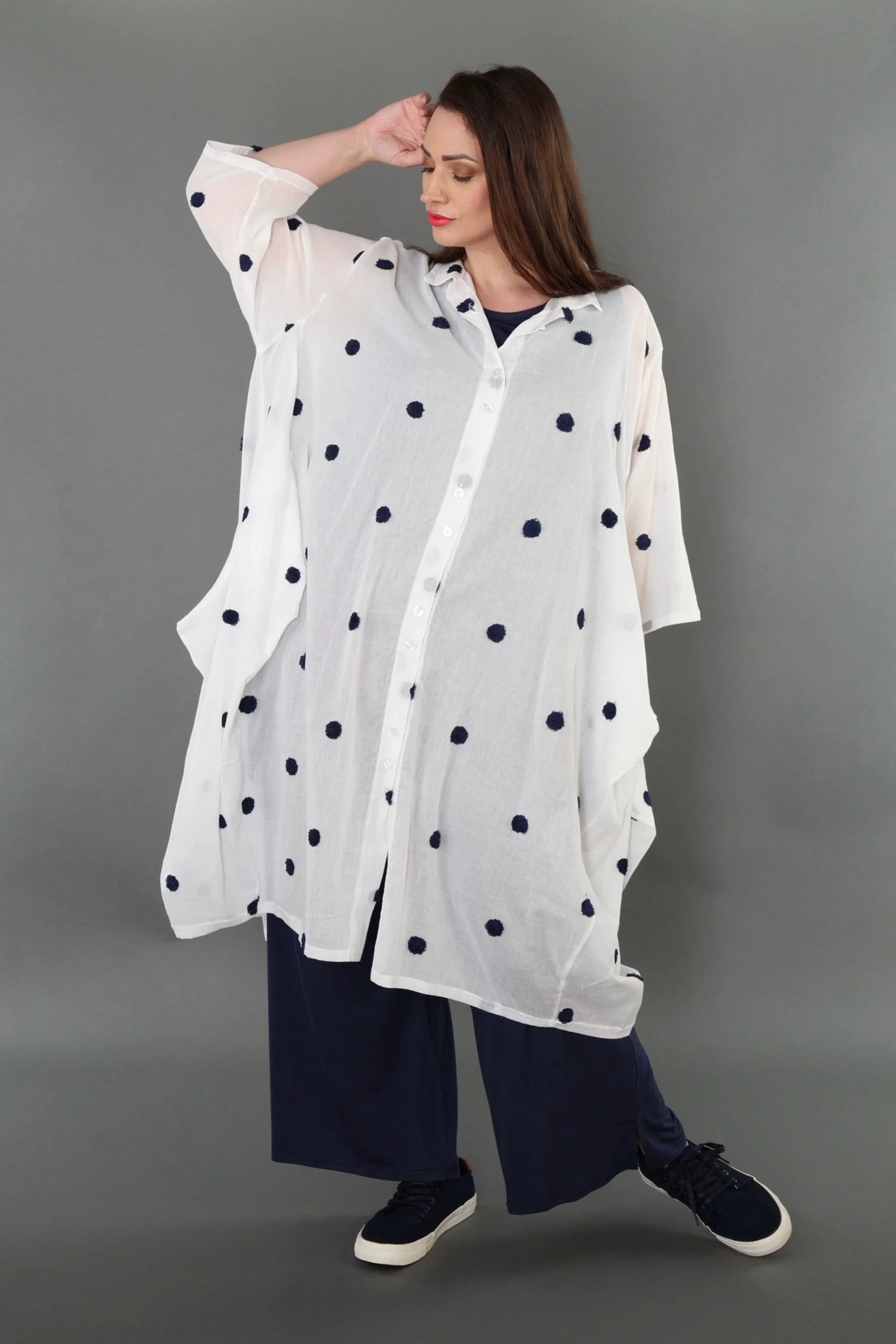  Ballon Bluse von AKH Premium aus Baumwolle, P1005.7117, Weiß/Dunkelblau, Punkte, Schick