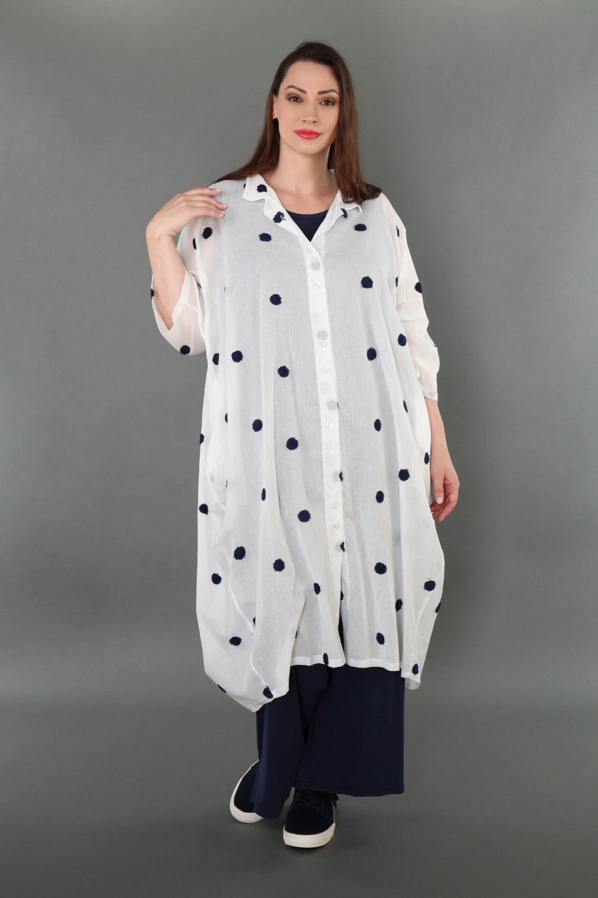  Ballon Bluse von AKH Premium aus Baumwolle, P1005.7117, Weiß/Dunkelblau, Punkte, Schick