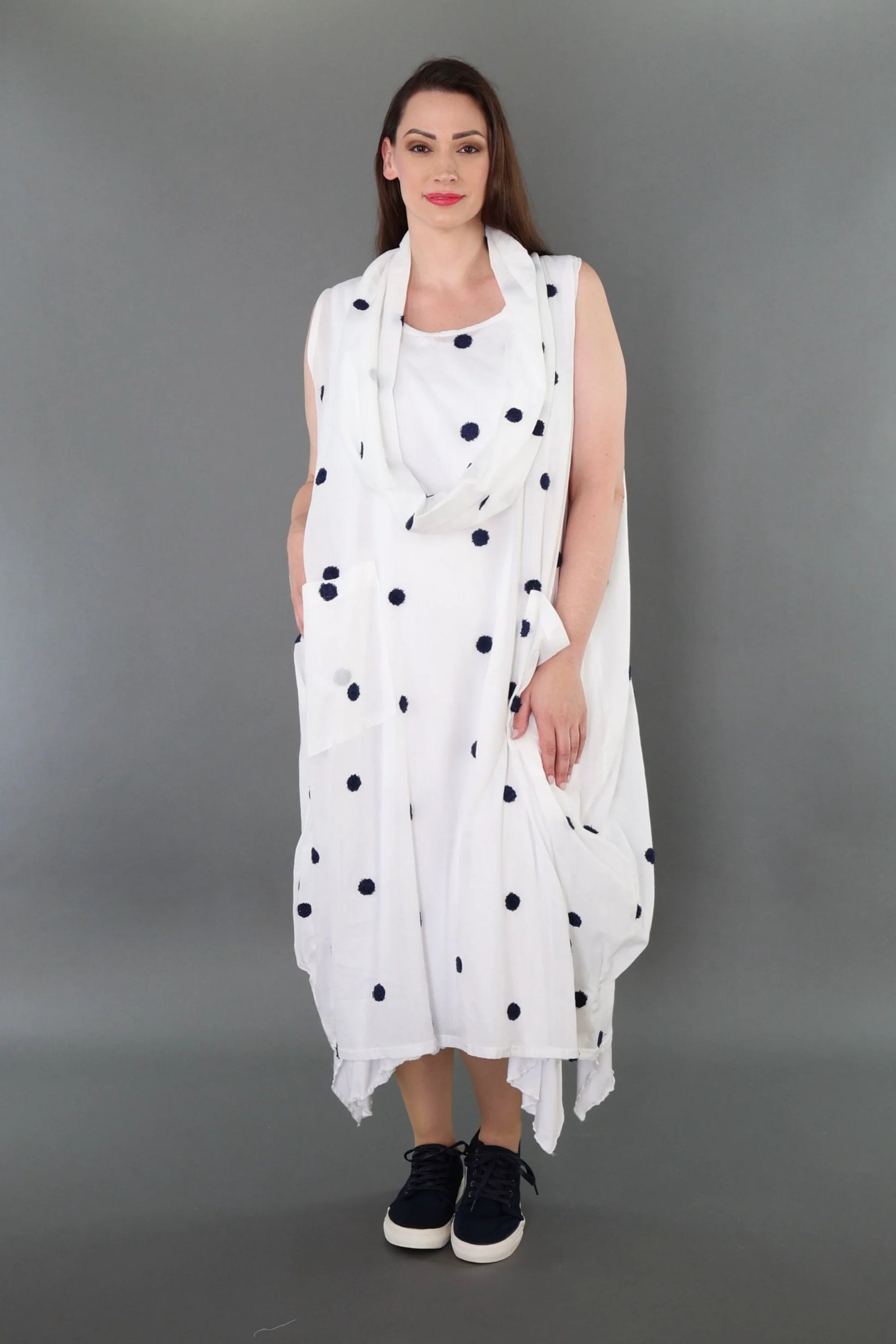  Ballonkleid von AKH Premium aus Baumwolle, P1005.7118, Weiß/Dunkelblau, Punkte, Schick