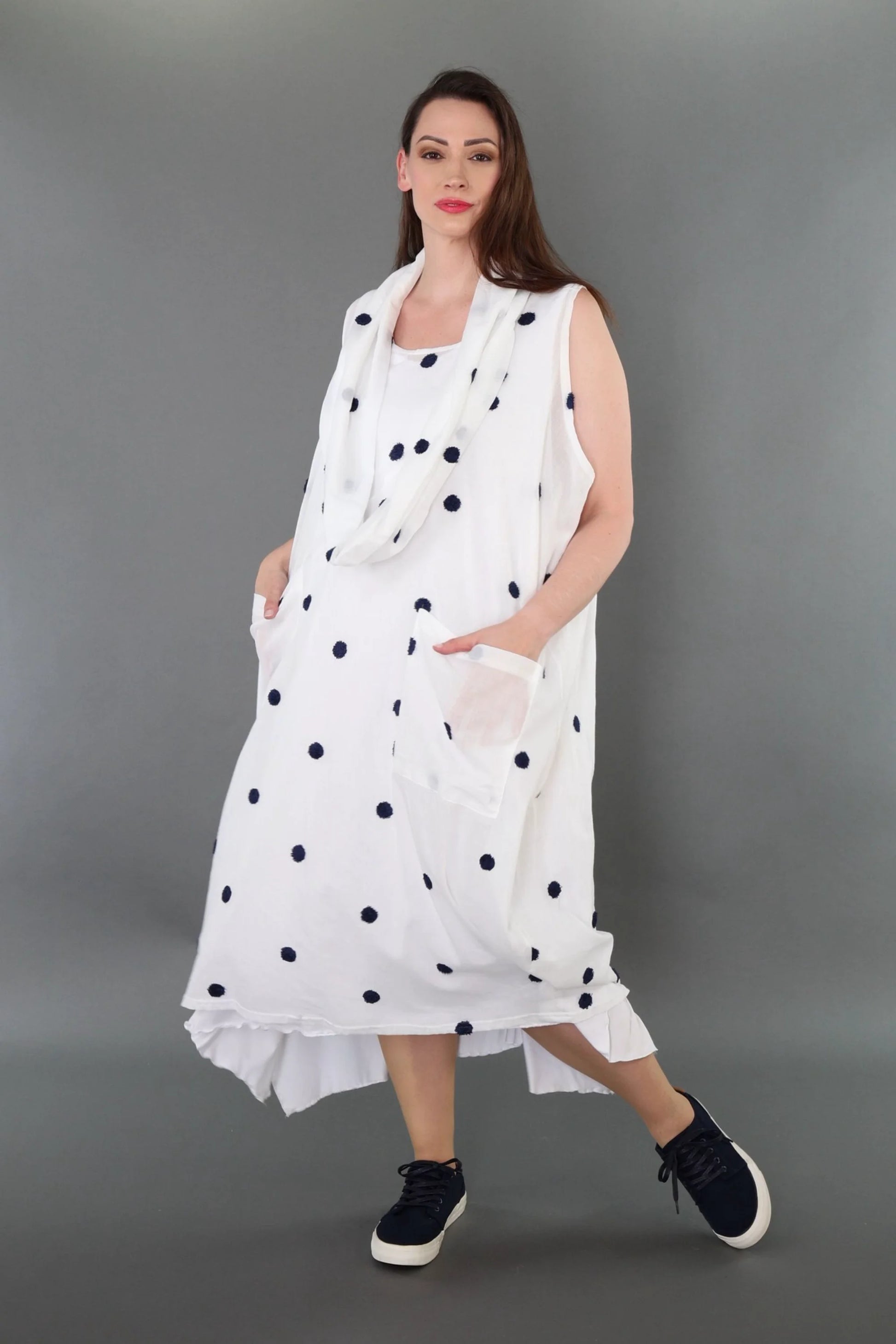  Ballonkleid von AKH Premium aus Baumwolle, P1005.7118, Weiß/Dunkelblau, Punkte, Schick