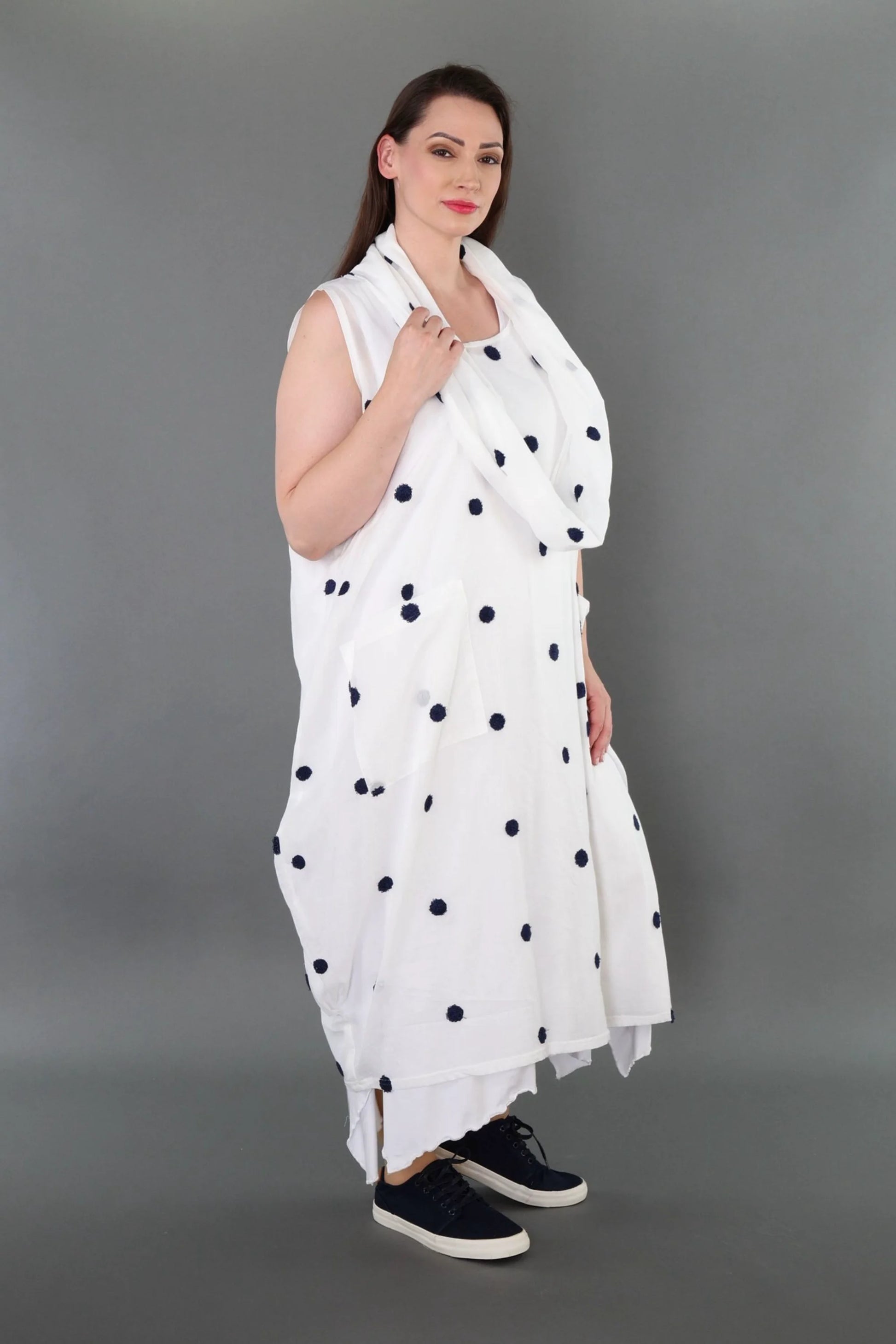  Ballonkleid von AKH Premium aus Baumwolle, P1005.7118, Weiß/Dunkelblau, Punkte, Schick