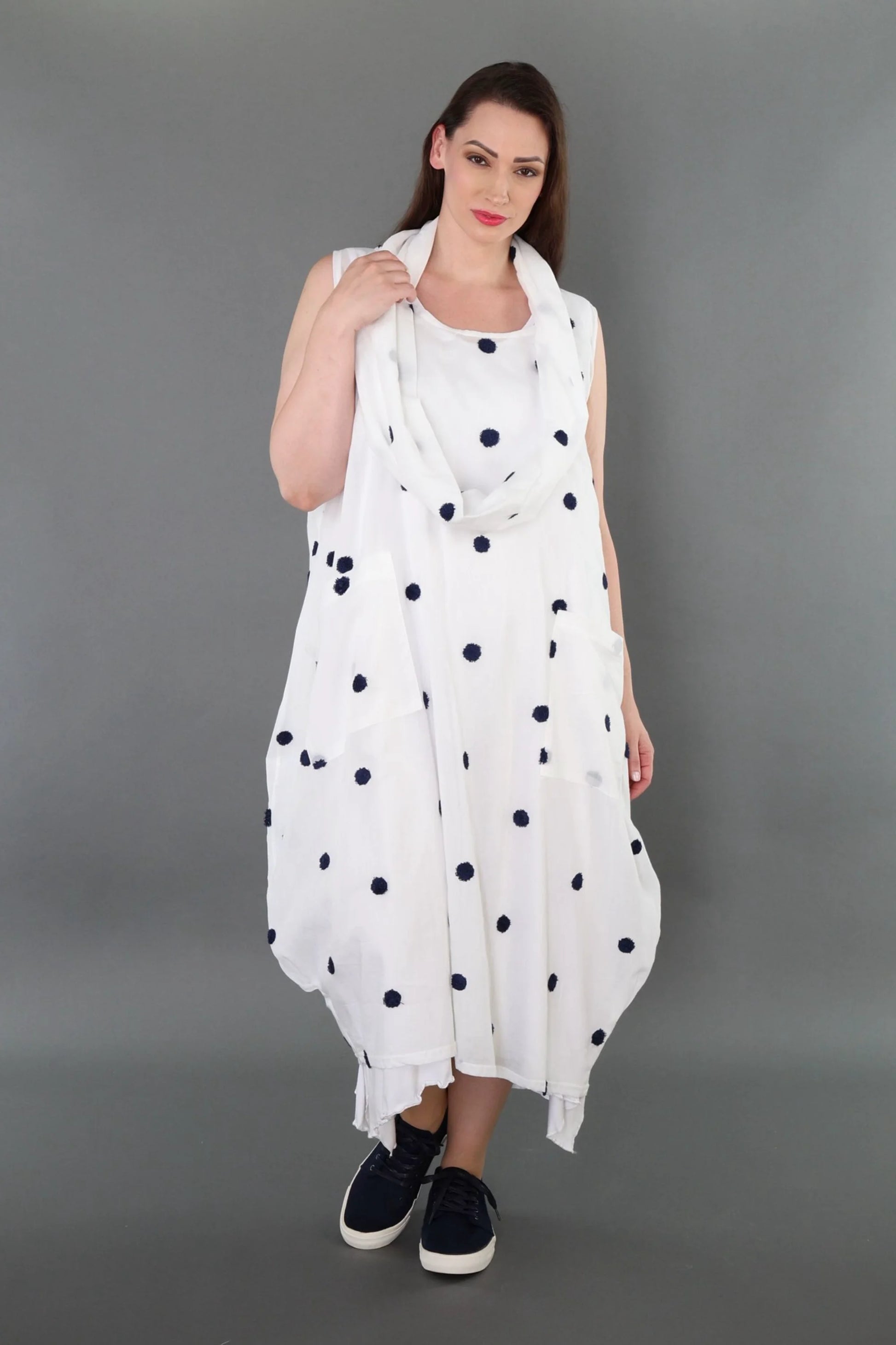  Ballonkleid von AKH Premium aus Baumwolle, P1005.7118, Weiß/Dunkelblau, Punkte, Schick