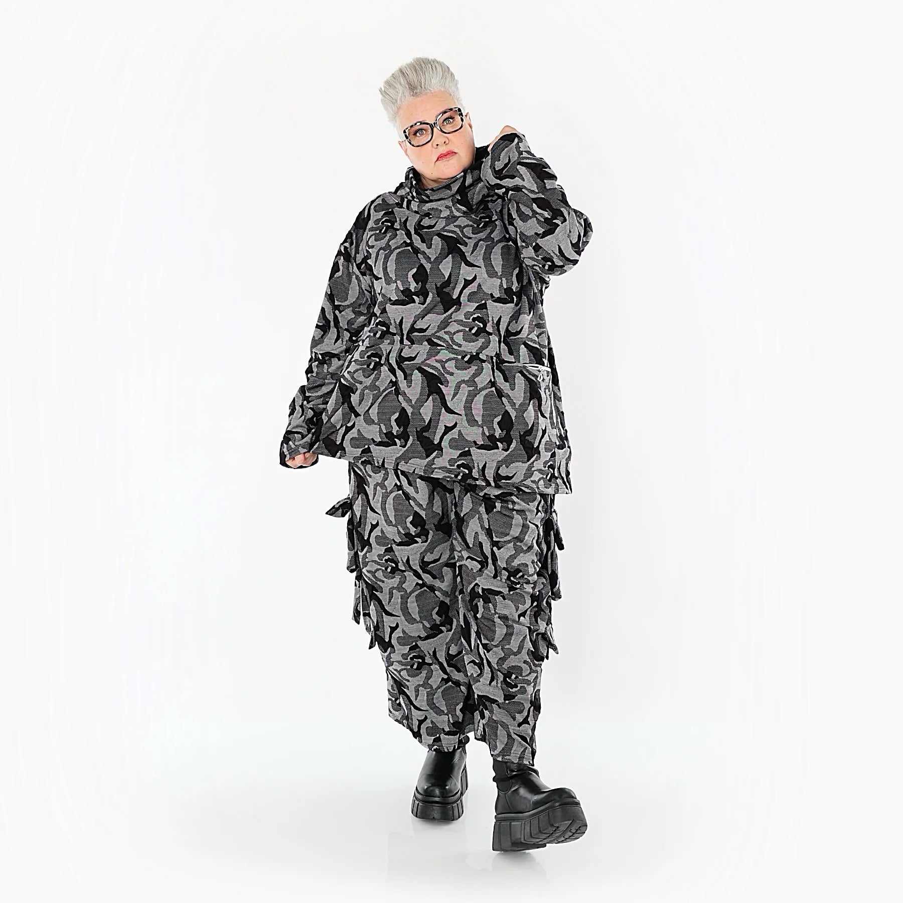  AKH Premium Bigshirt in gerader Form, aus Viskose, P1012.7142, Grau/Schwarz, Wellen, Schick