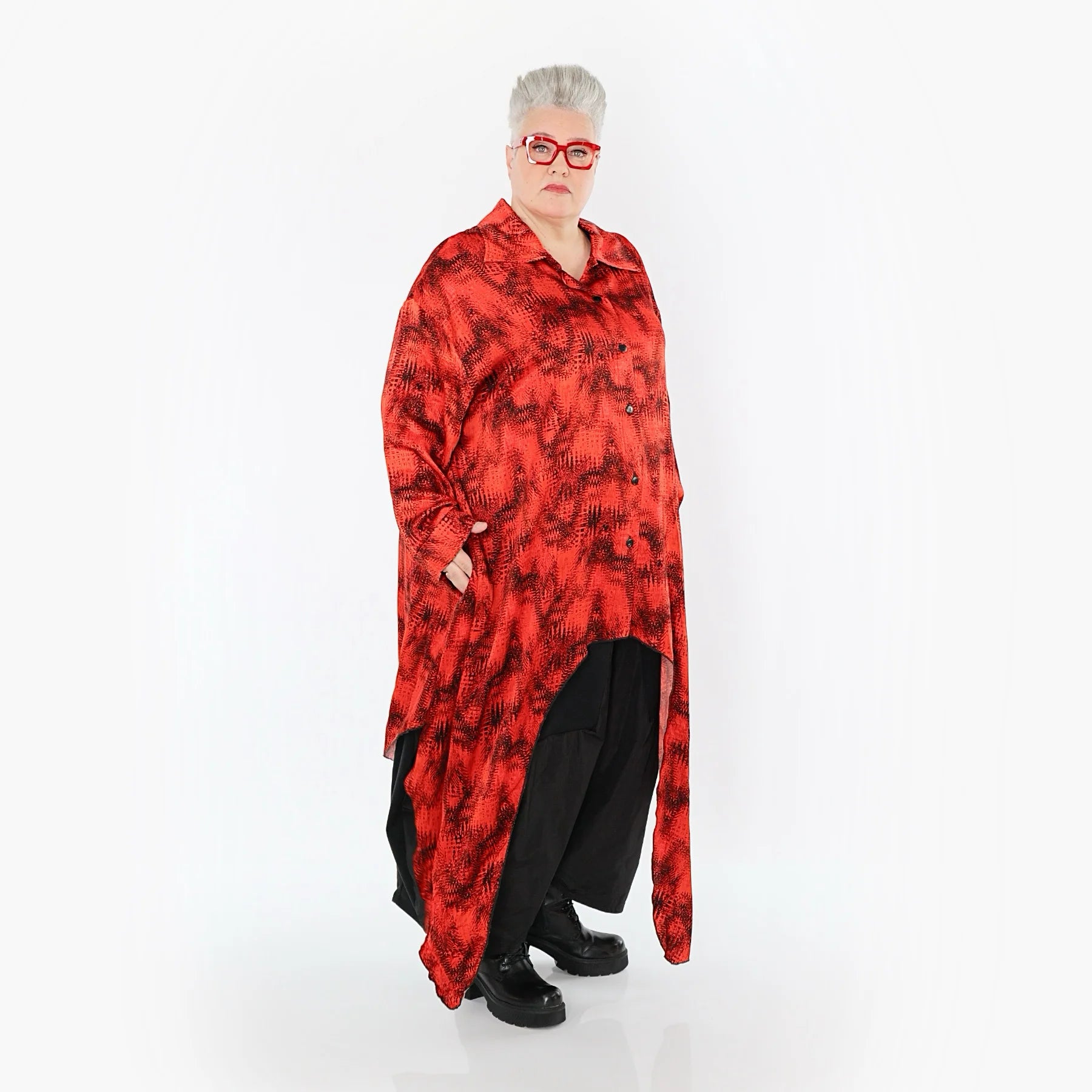  Zipfel Bluse von AKH Premium aus Viskose, P1015.7135, Rot/Schwarz, Grafik, Ausgefallen
