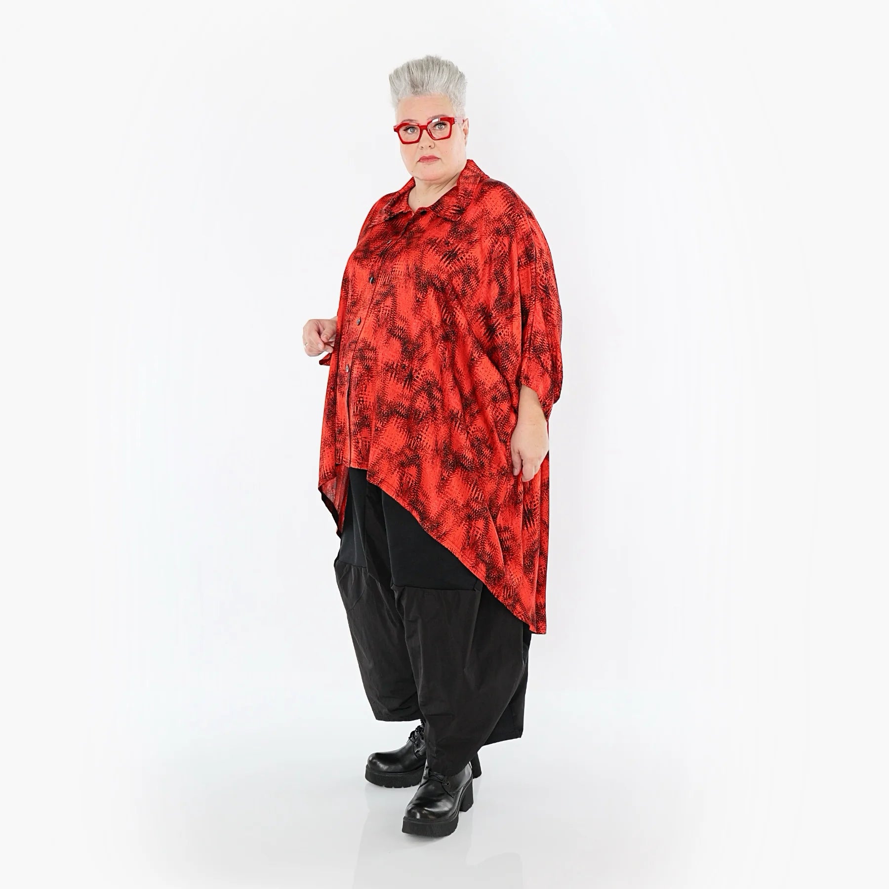  AKH Premium Bluse in Vokuhila-Form, aus Viskose, P1015.7146, Rot/Schwarz, Grafik, Schick
