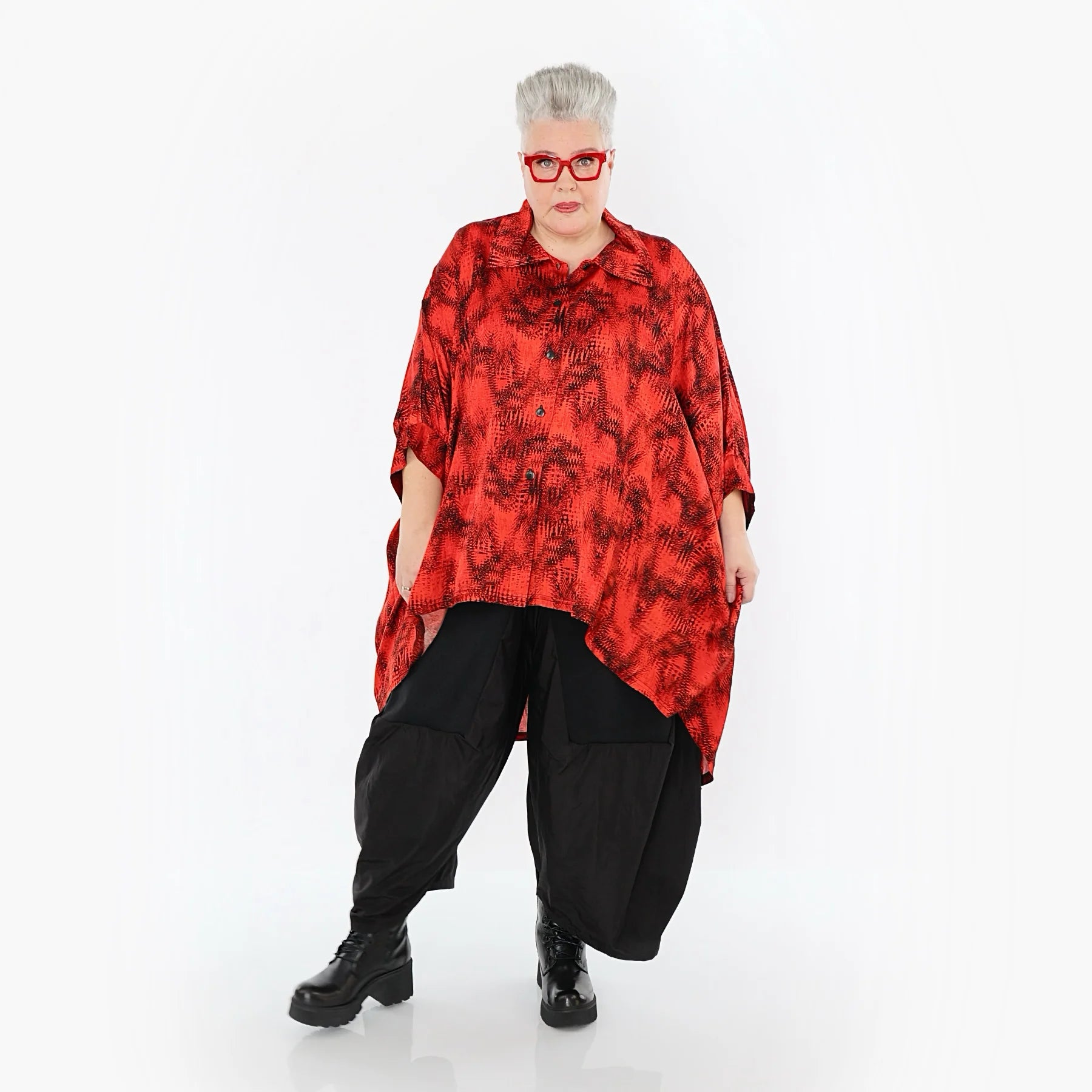  AKH Premium Bluse in Vokuhila-Form, aus Viskose, P1015.7146, Rot/Schwarz, Grafik, Schick