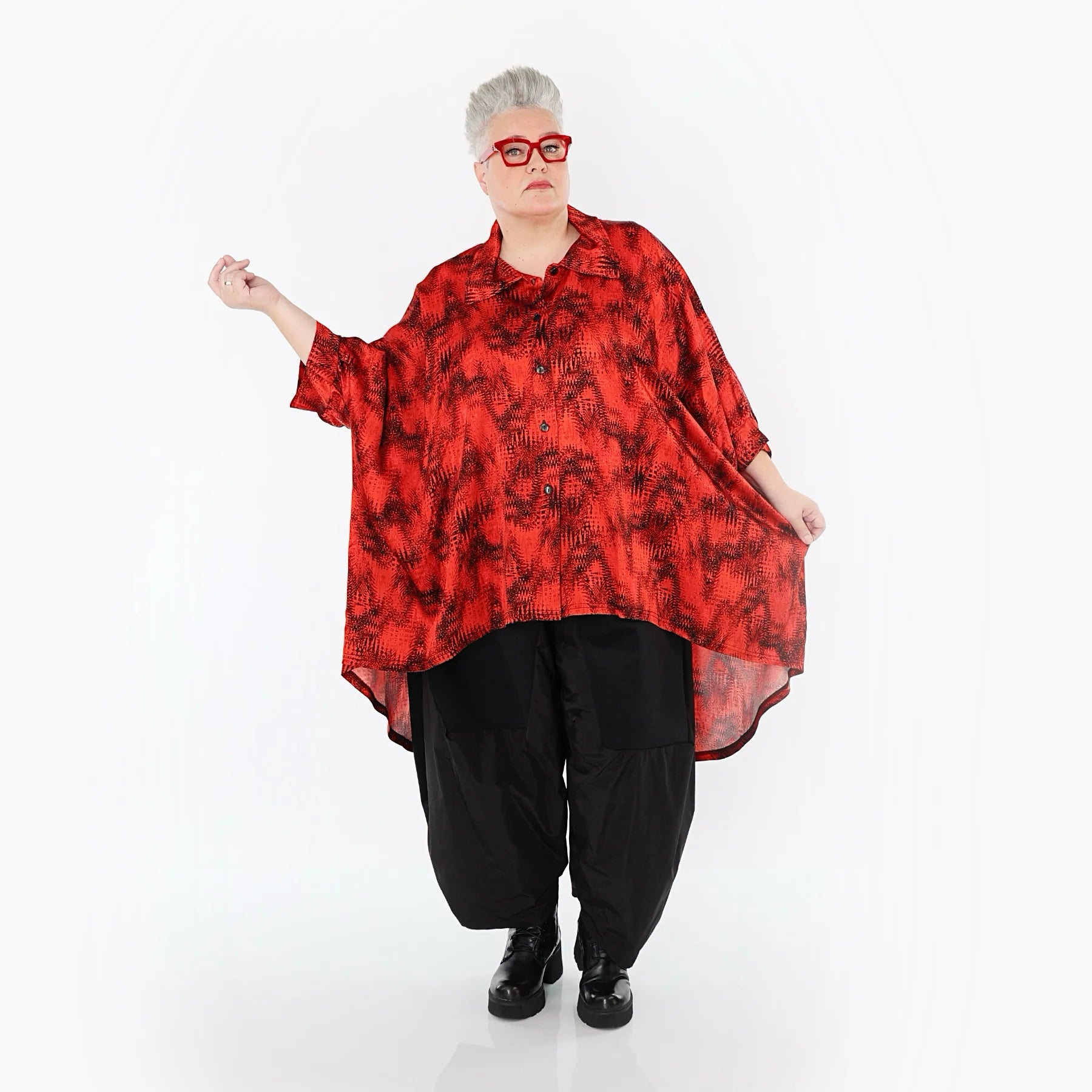  AKH Premium Bluse in Vokuhila-Form, aus Viskose, P1015.7146, Rot/Schwarz, Grafik, Schick