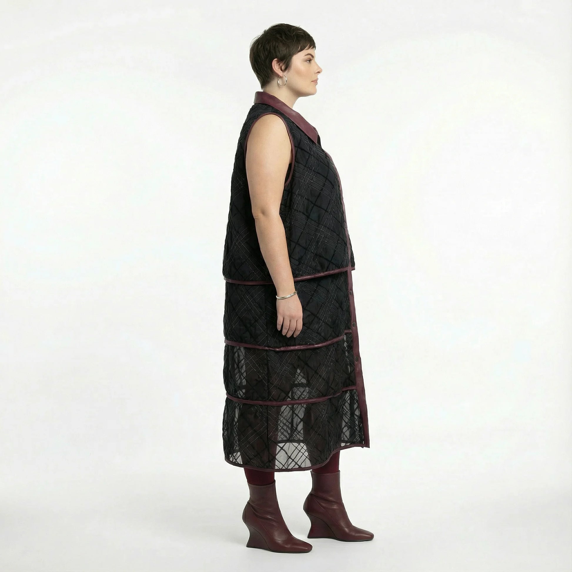  A-Form Weste von AKH Premium aus Materialmix, P1028.7120, Schwarz-Weinrot, Ausgefallen