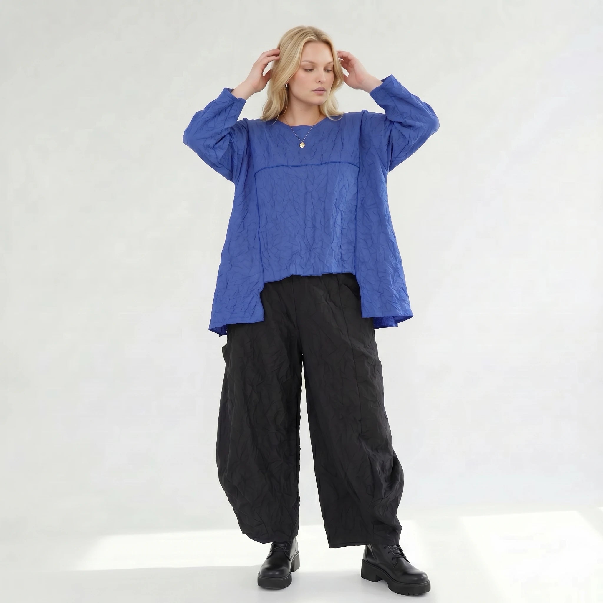 Lässiges Oversize Shirt im modernen Lagenlook mit crash Struktur und Overlockdetails, Royalblau