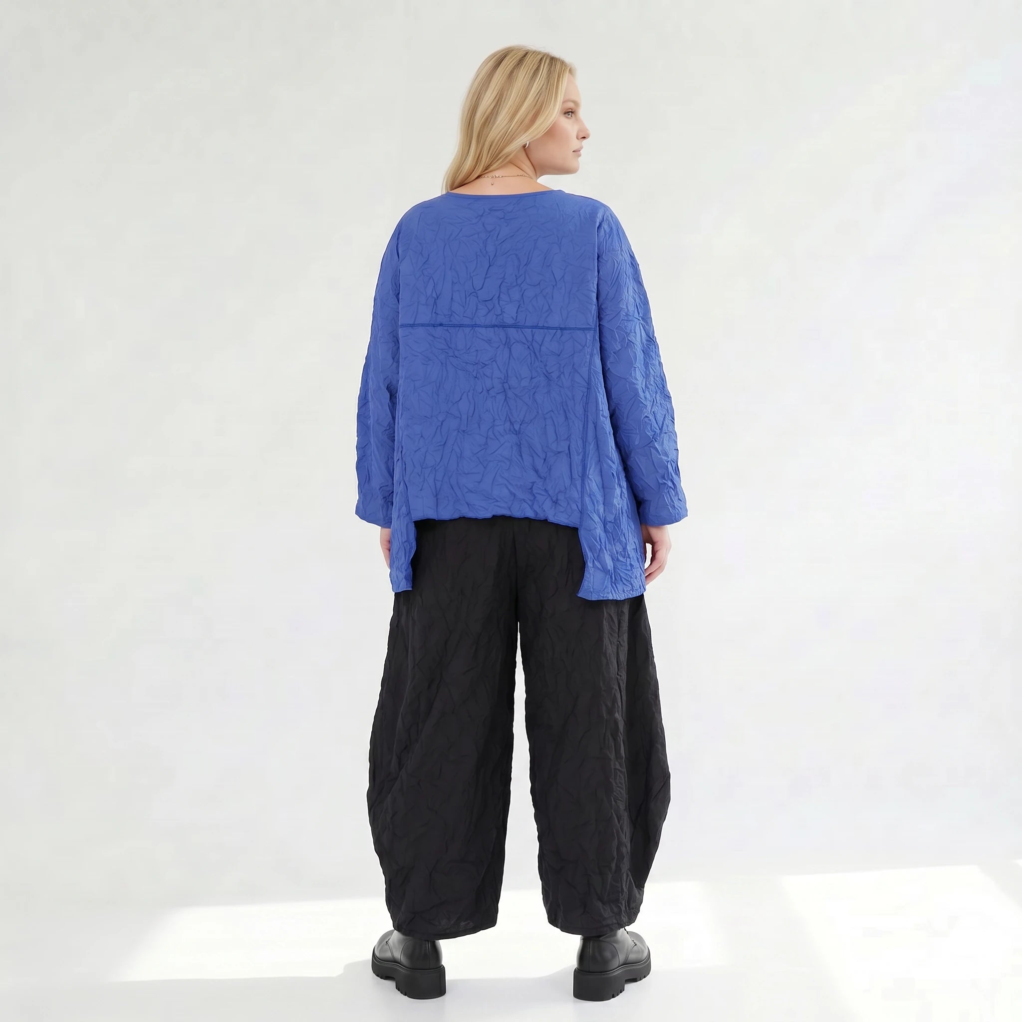 Lässiges Oversize Shirt im modernen Lagenlook mit crash Struktur und Overlockdetails, Royalblau