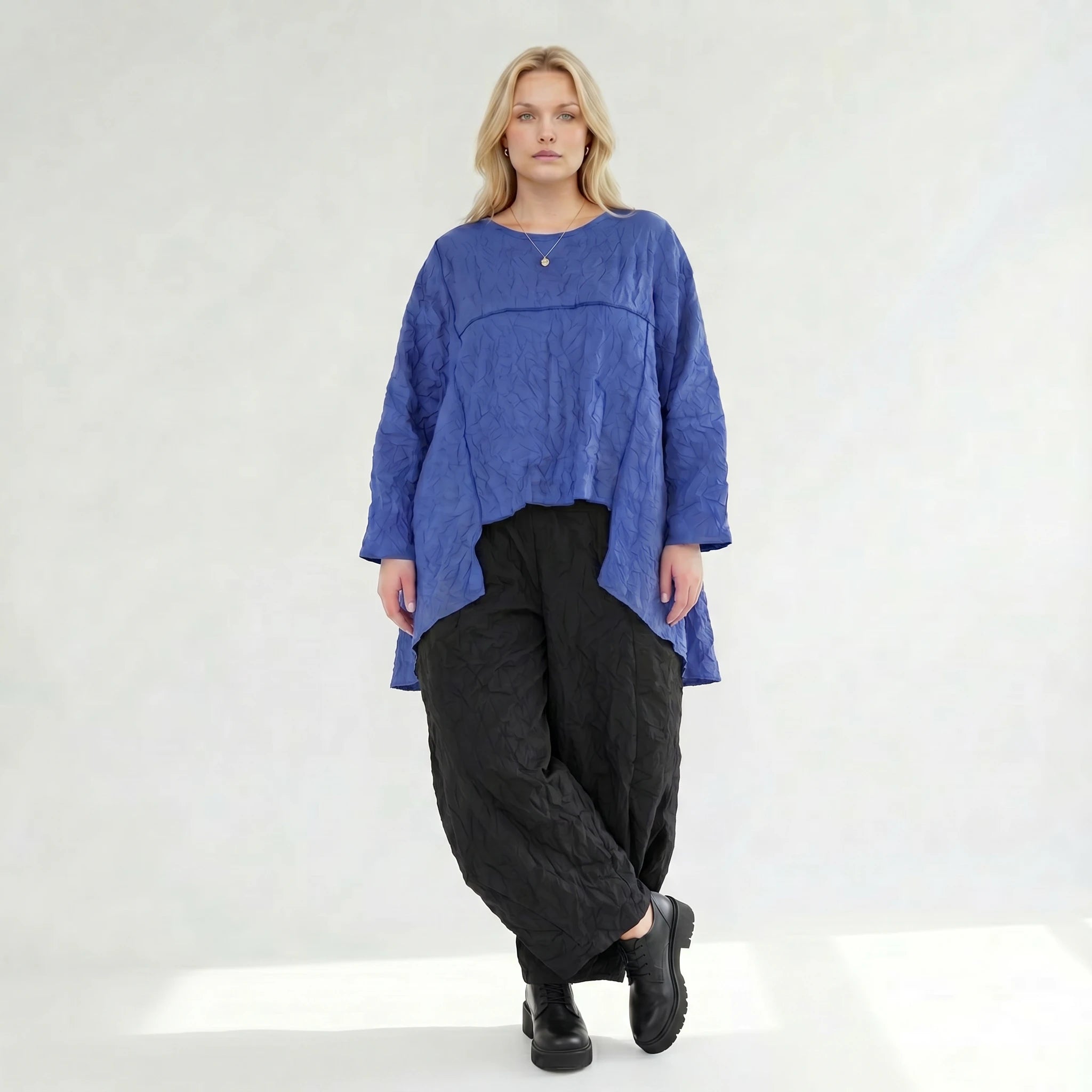 Lässiges Oversize Shirt im modernen Lagenlook mit crash Struktur und Overlockdetails, Royalblau