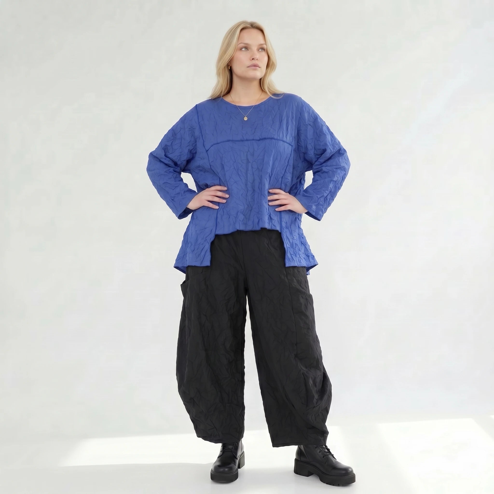 Lässiges Oversize Shirt im modernen Lagenlook mit crash Struktur und Overlockdetails, Royalblau