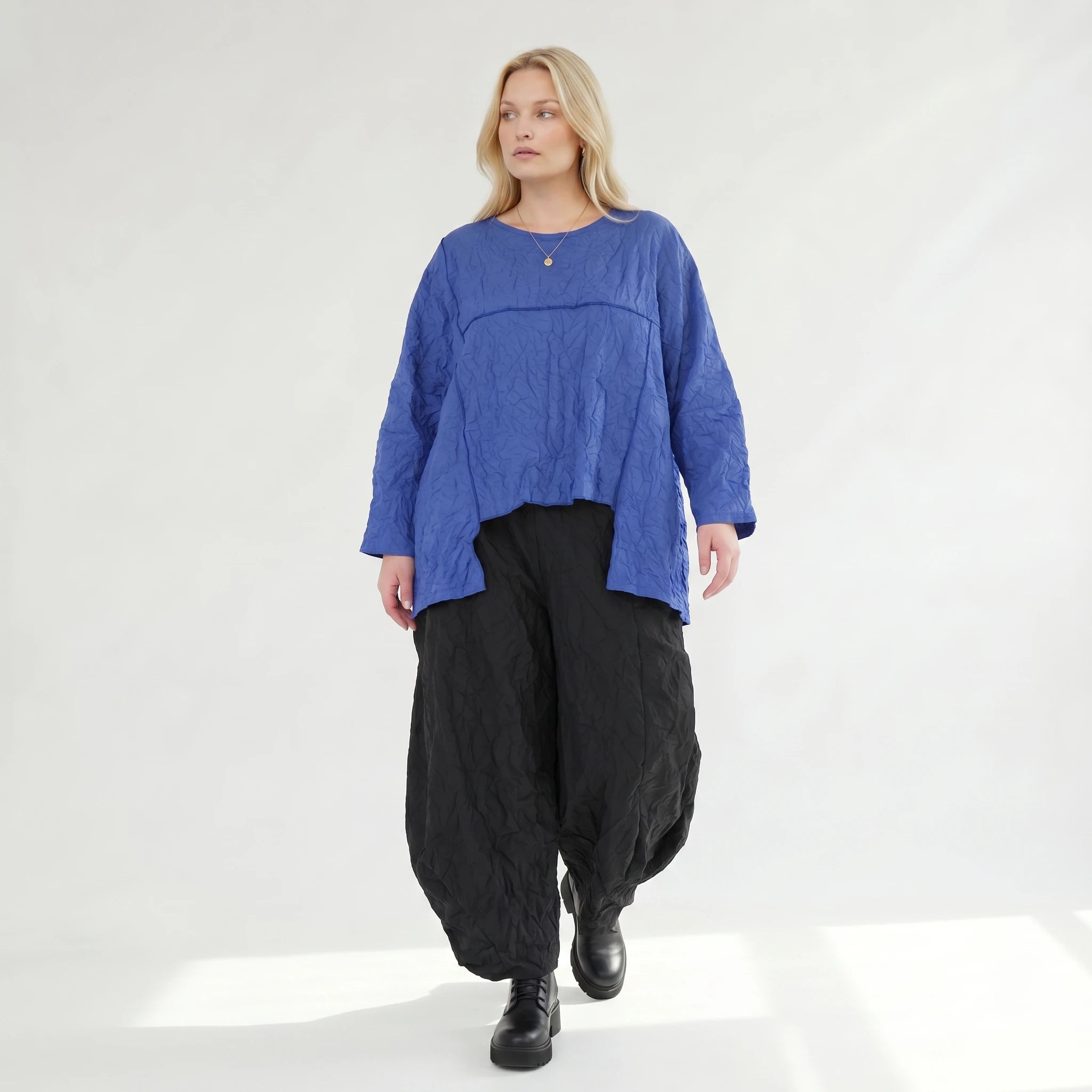 Lässiges Oversize Shirt im modernen Lagenlook mit crash Struktur und Overlockdetails, Royalblau