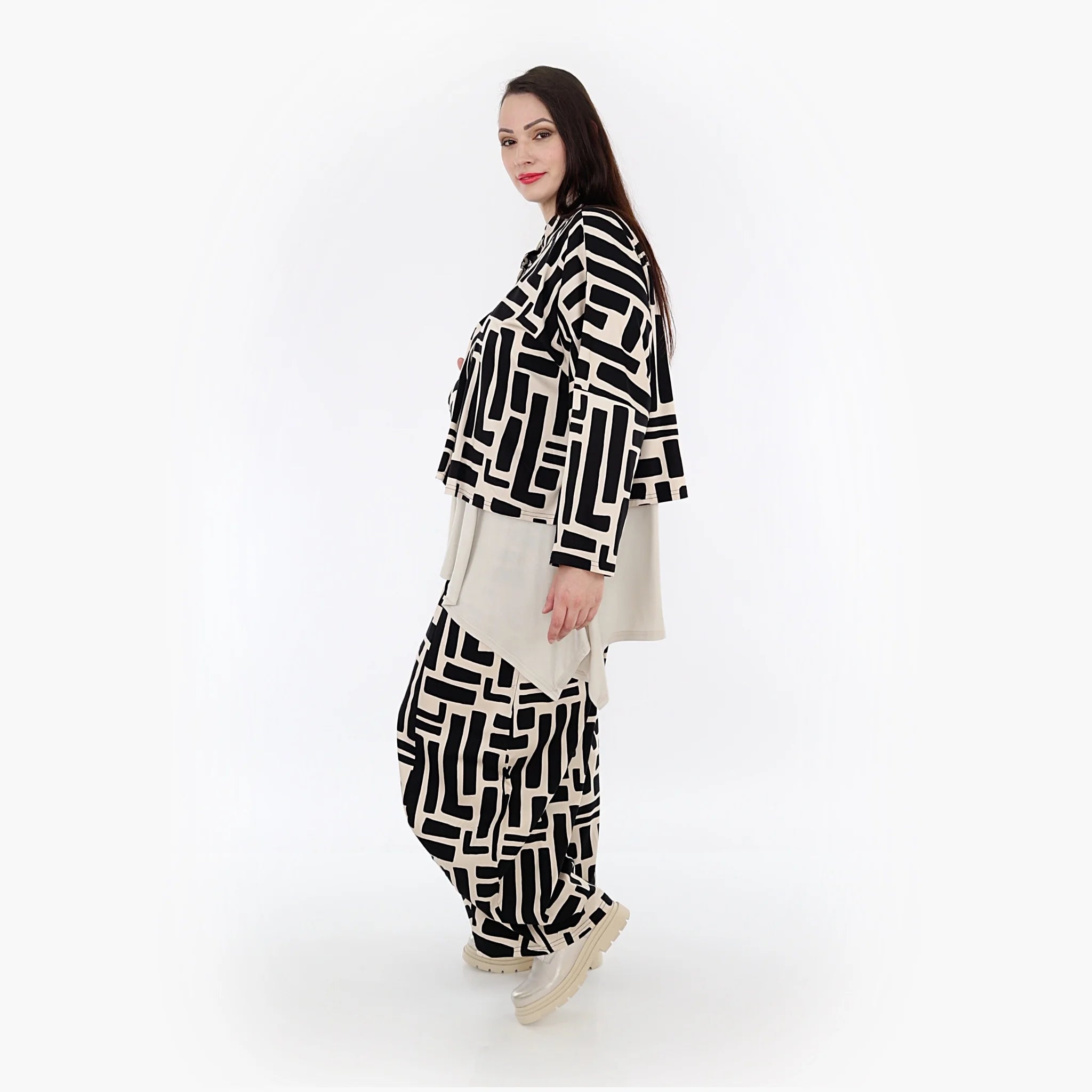  AKH Fashion Jacke in kastiger Form, aus Viskose, 1318.06929, Schwarz-Ecru, Schick, Modern