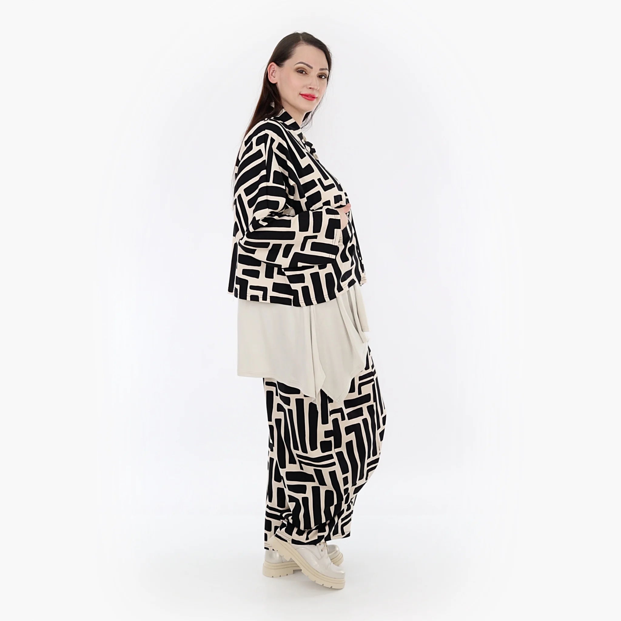 AKH Fashion Jacke in kastiger Form, aus Viskose, 1318.06929, Schwarz-Ecru, Schick, Modern