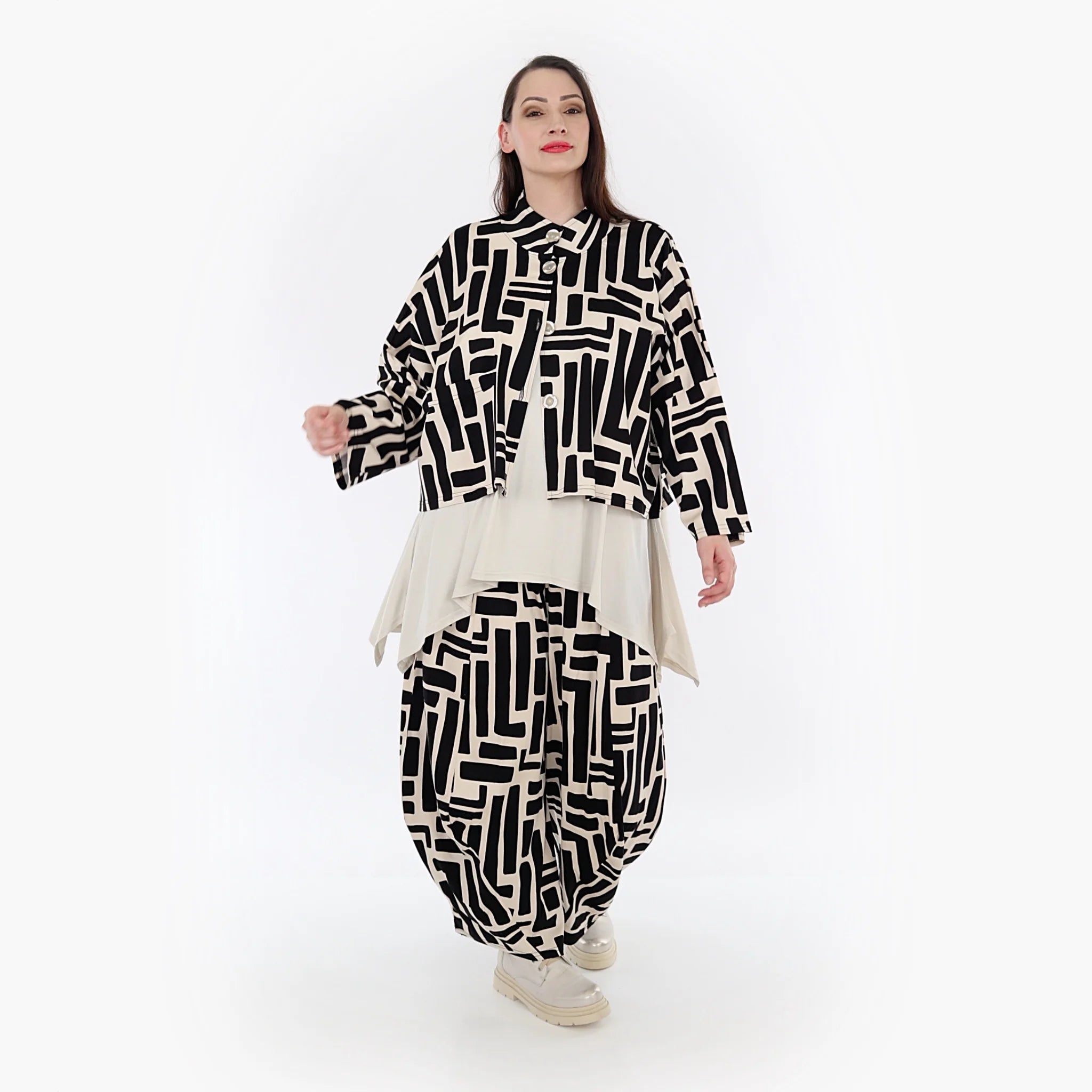  AKH Fashion Jacke in kastiger Form, aus Viskose, 1318.06929, Schwarz-Ecru, Schick, Modern