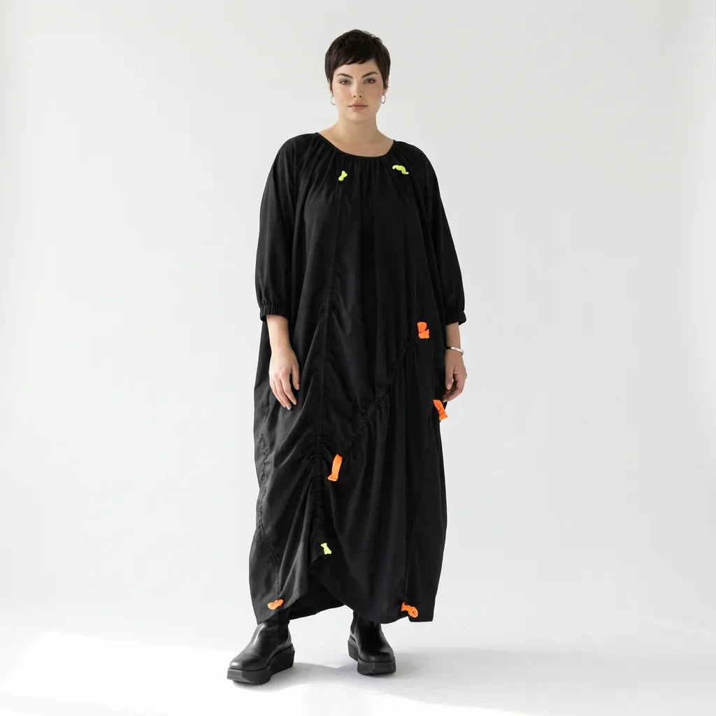 iZAR Oversize-Kleid mit Neon-Details und fließendem Slinky-Material – Avantgarde-Look bei Modeare