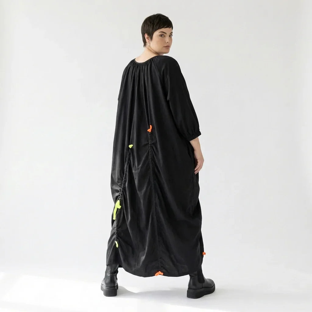 iZAR Oversize-Kleid mit Neon-Details und fließendem Slinky-Material – Avantgarde-Look bei Modeare