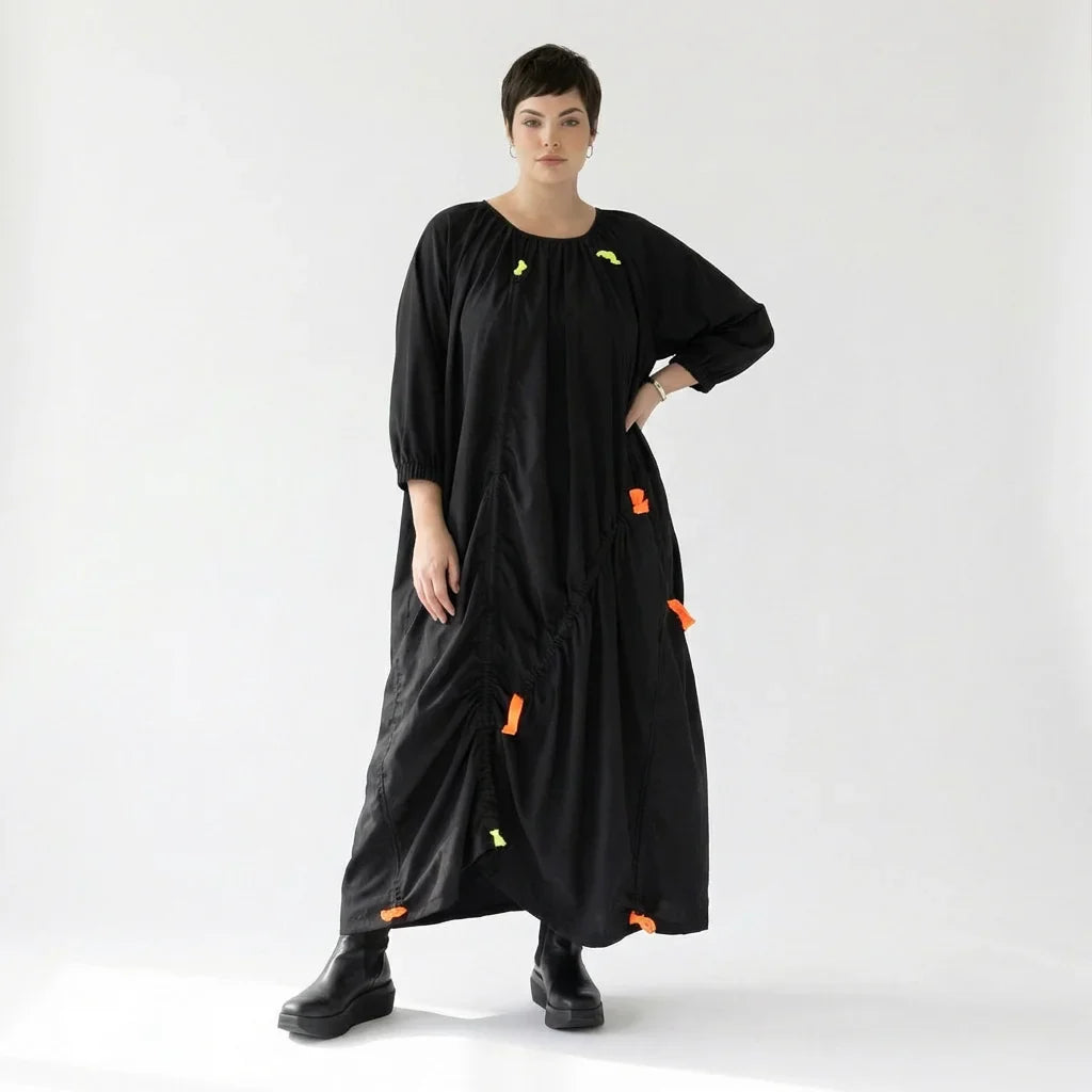 iZAR Oversize-Kleid mit Neon-Details und fließendem Slinky-Material – Avantgarde-Look bei Modeare