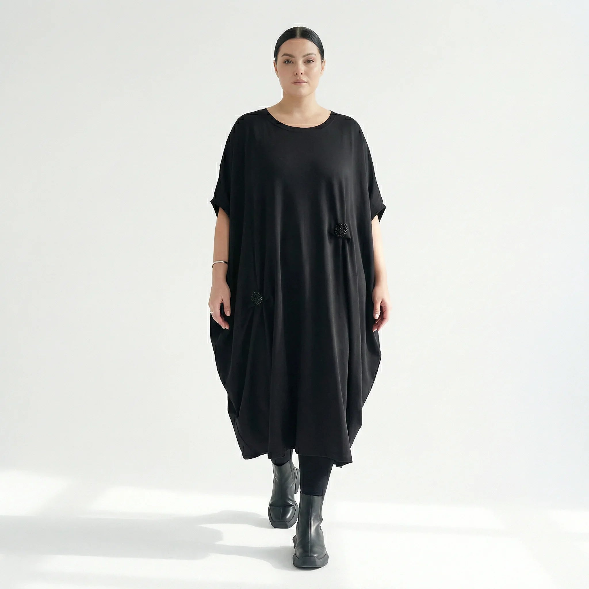 Kleid Damen Maxlive Schwarz Oversize asymmetrisch mit Blütendetails EU 38 bis 62 – Avantgarde-Look