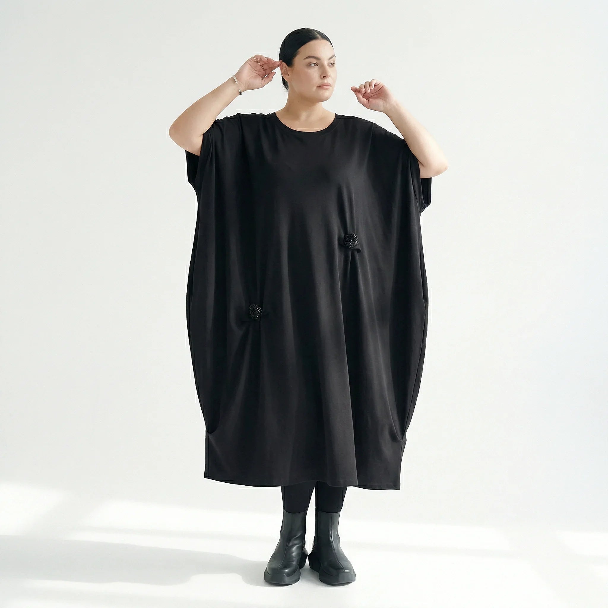 Kleid Damen Maxlive Schwarz Oversize asymmetrisch mit Blütendetails EU 38 bis 62 – Avantgarde-Look