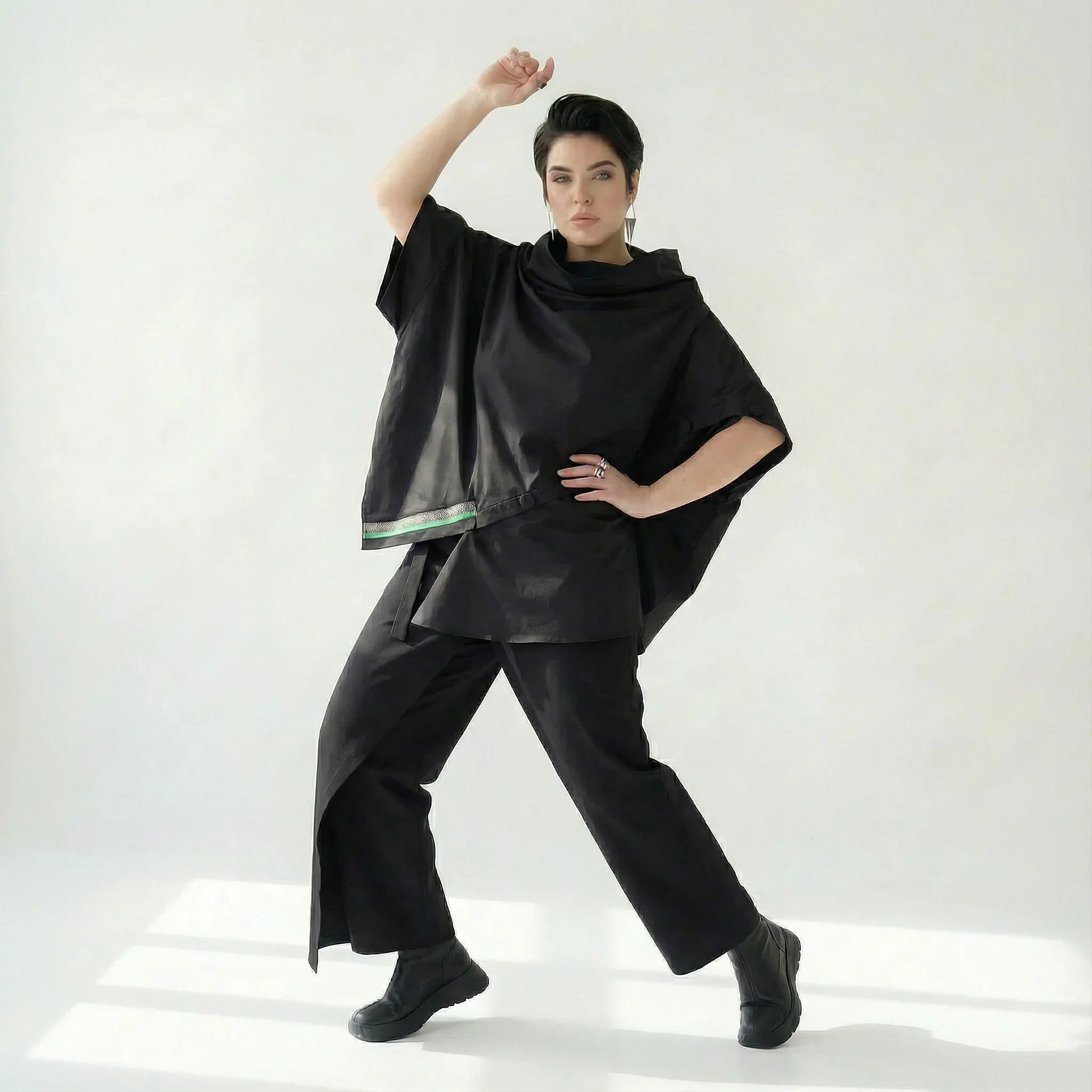 Caraclan Damen Oversize-Bluse Schwarz mit Knopfleiste & grünem Akzent – EU 38/44 bis EU 44/50