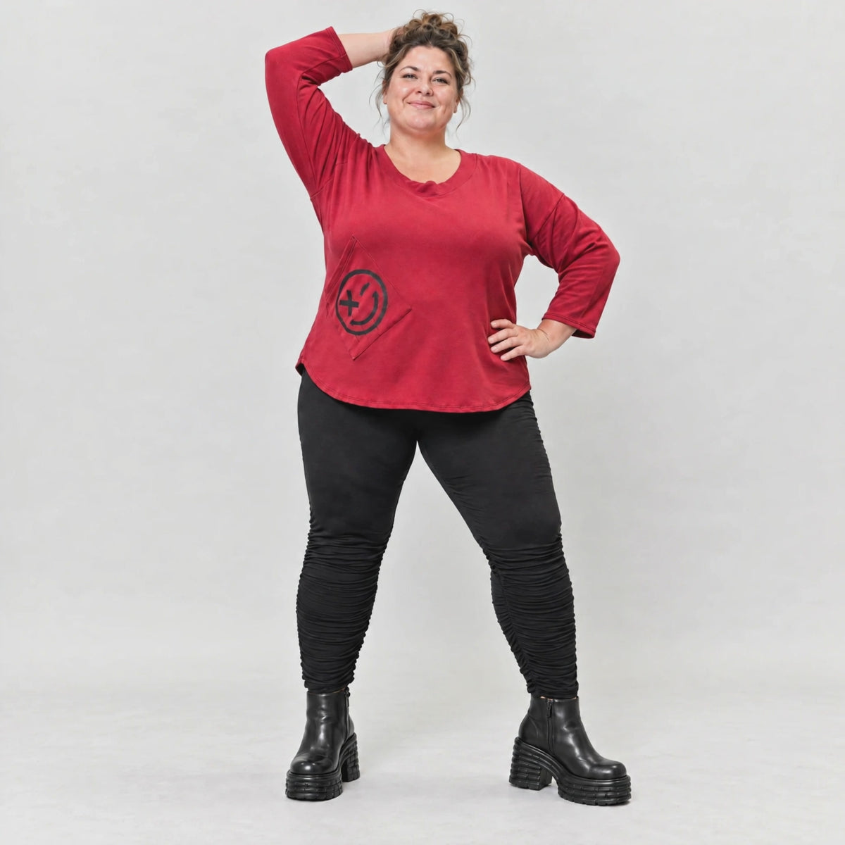 Rotes Shirt aus Stretchjersey mit Rundhalsausschnitt 7/8-Arm und aufgesetzten Taschen