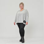 Feinstrickshirt in Grau/Schwarz meliert mit V-Ausschnitt und lässig kastiger Silhouette