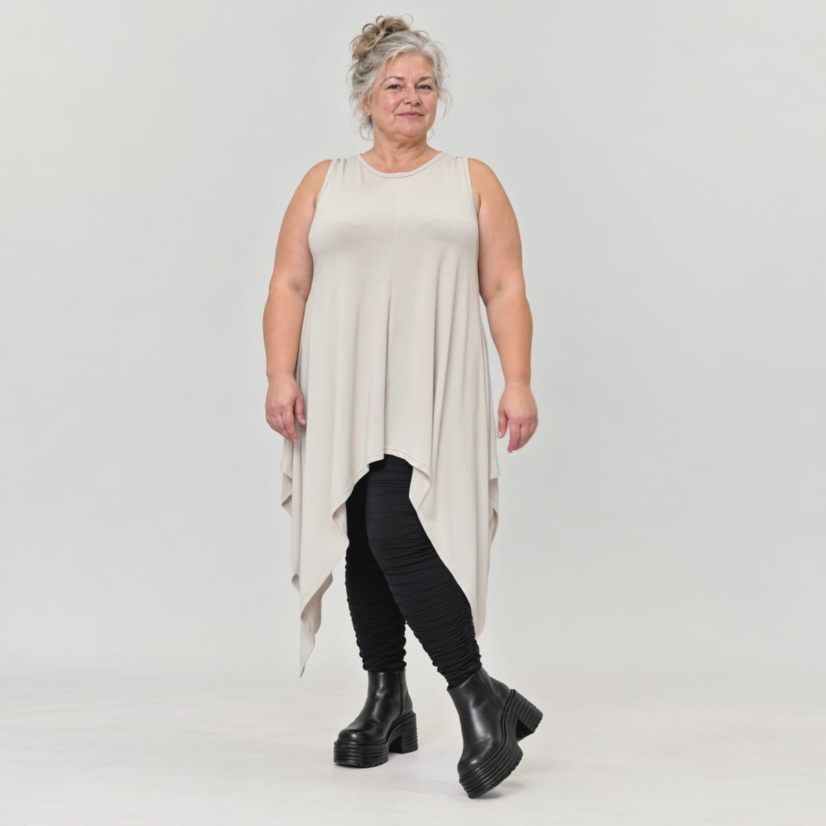 Ärmellose Tunika in Beige aus Modalstretch mit fließender A-Linie und langen Seitenspitzen