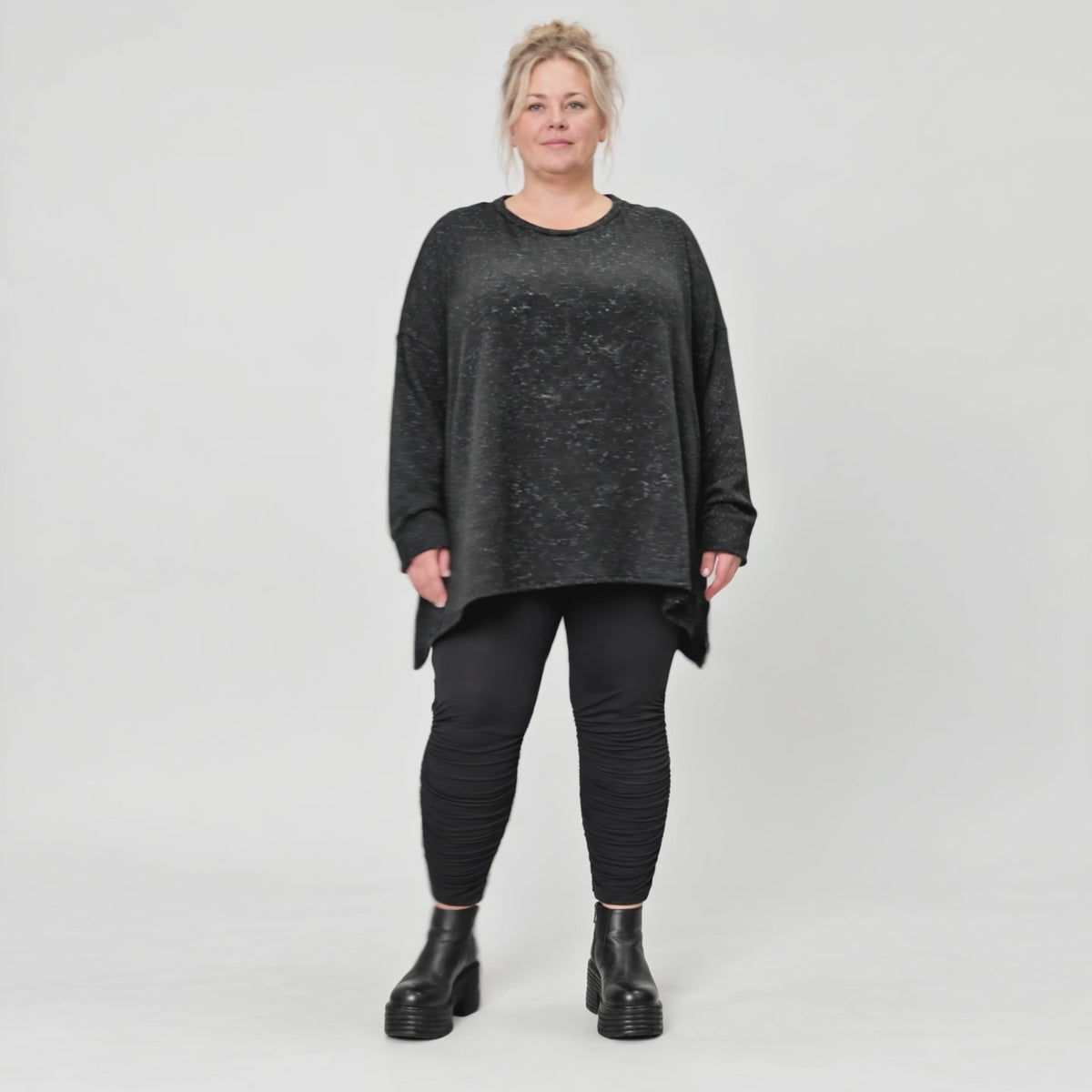 Feinstrickshirt in Schwarz/Weiß meliert mit fließender A-Linie und Seitenschlitzen am Saum