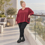 Kuscheliges Feinstrickshirt in Rot/Weiß mit V-Ausschnitt und kastiger Form für Wintertage