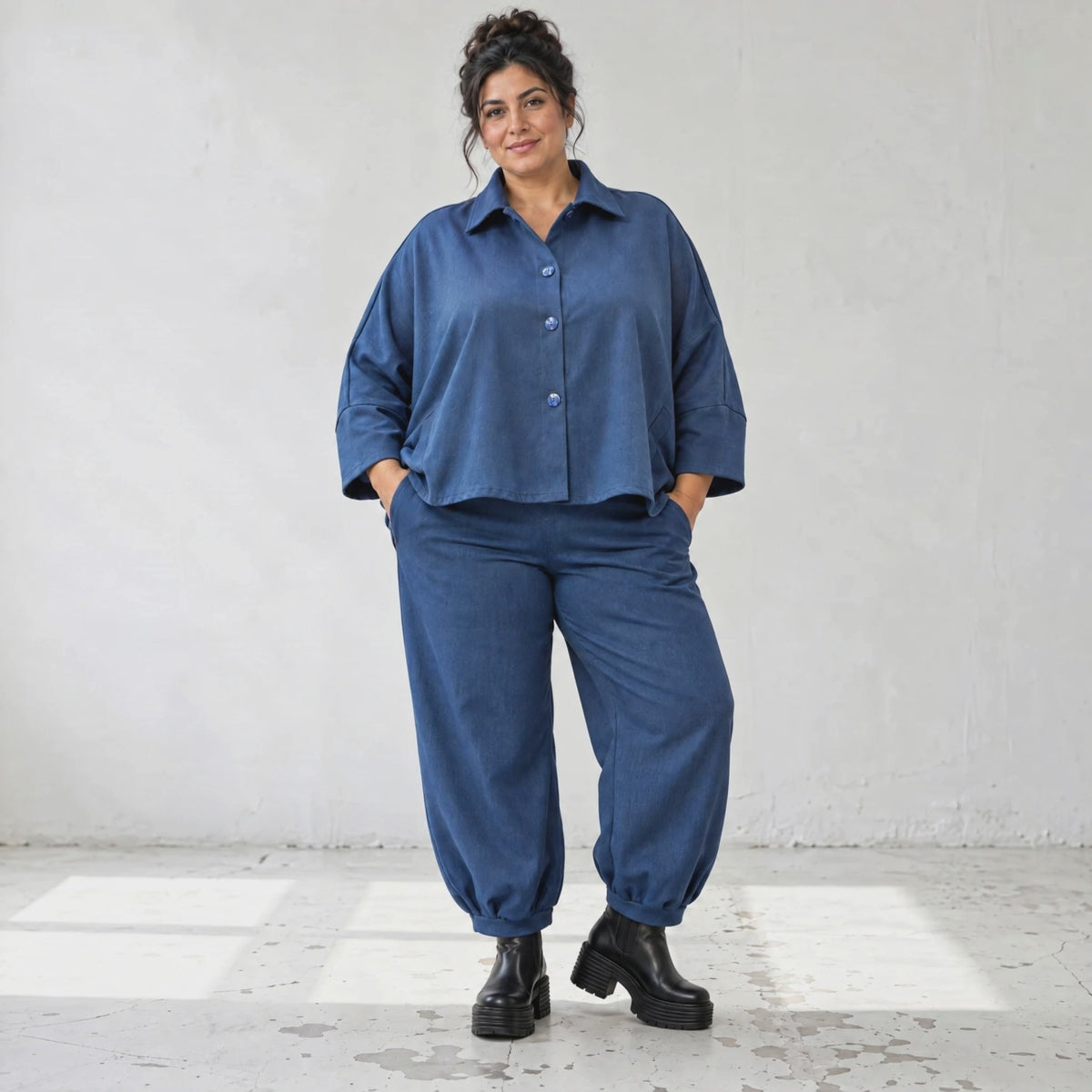 Ballonhose aus Stretchdenim mit Schlupfbund Seitentaschen und lässiger Ballonform