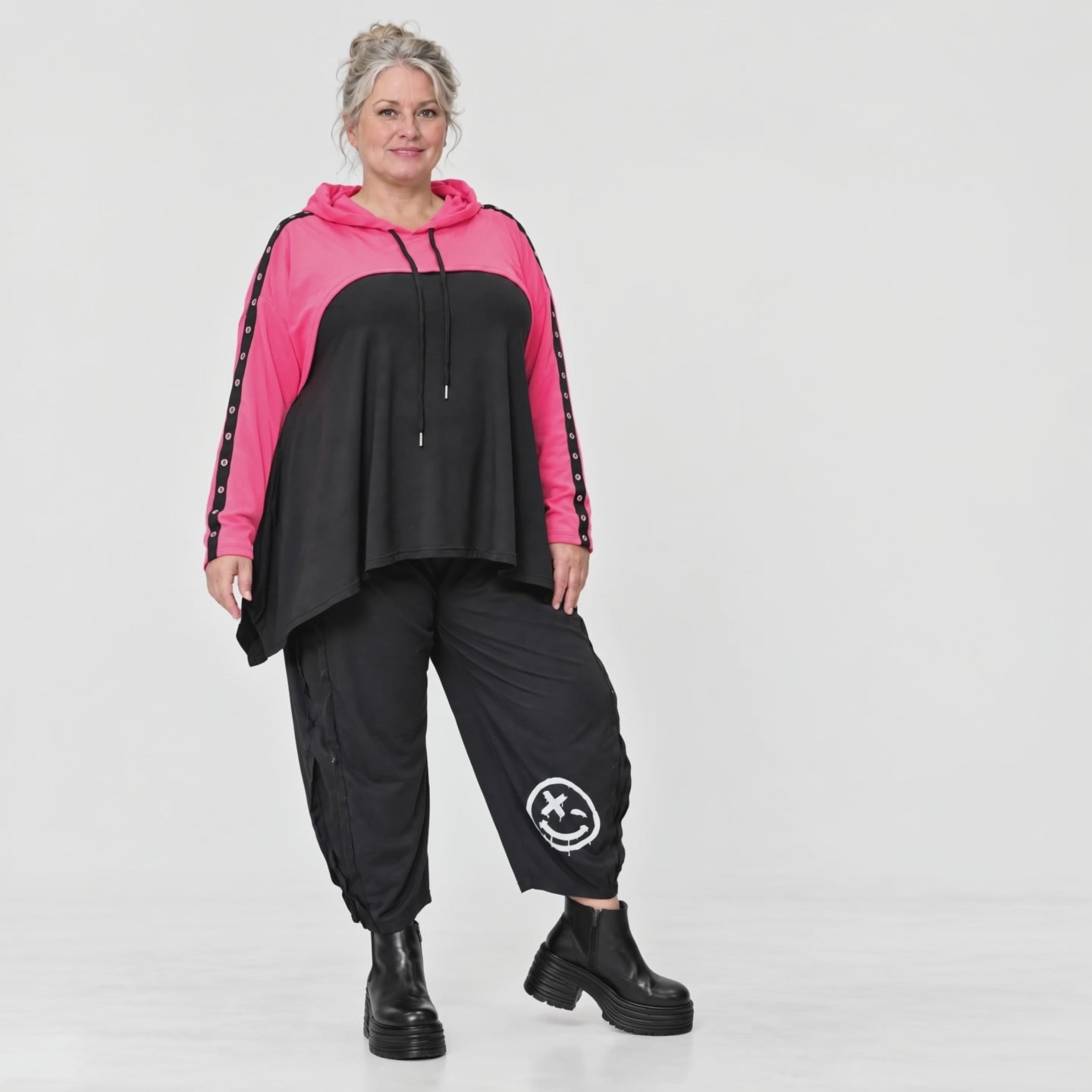 Kuscheliger Überwurf in Pink mit Kapuze und Tunnelzug aus warmem Stretchjersey aus Italien