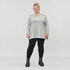Langarmshirt in Grau/Schwarz aus flauschigem Feinstrick mit A-Linie und Rundhalsausschnitt