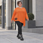 Orange Langarmshirt aus weichem Stretchjersey mit asymmetrischem Schnitt und Zipfelsaum