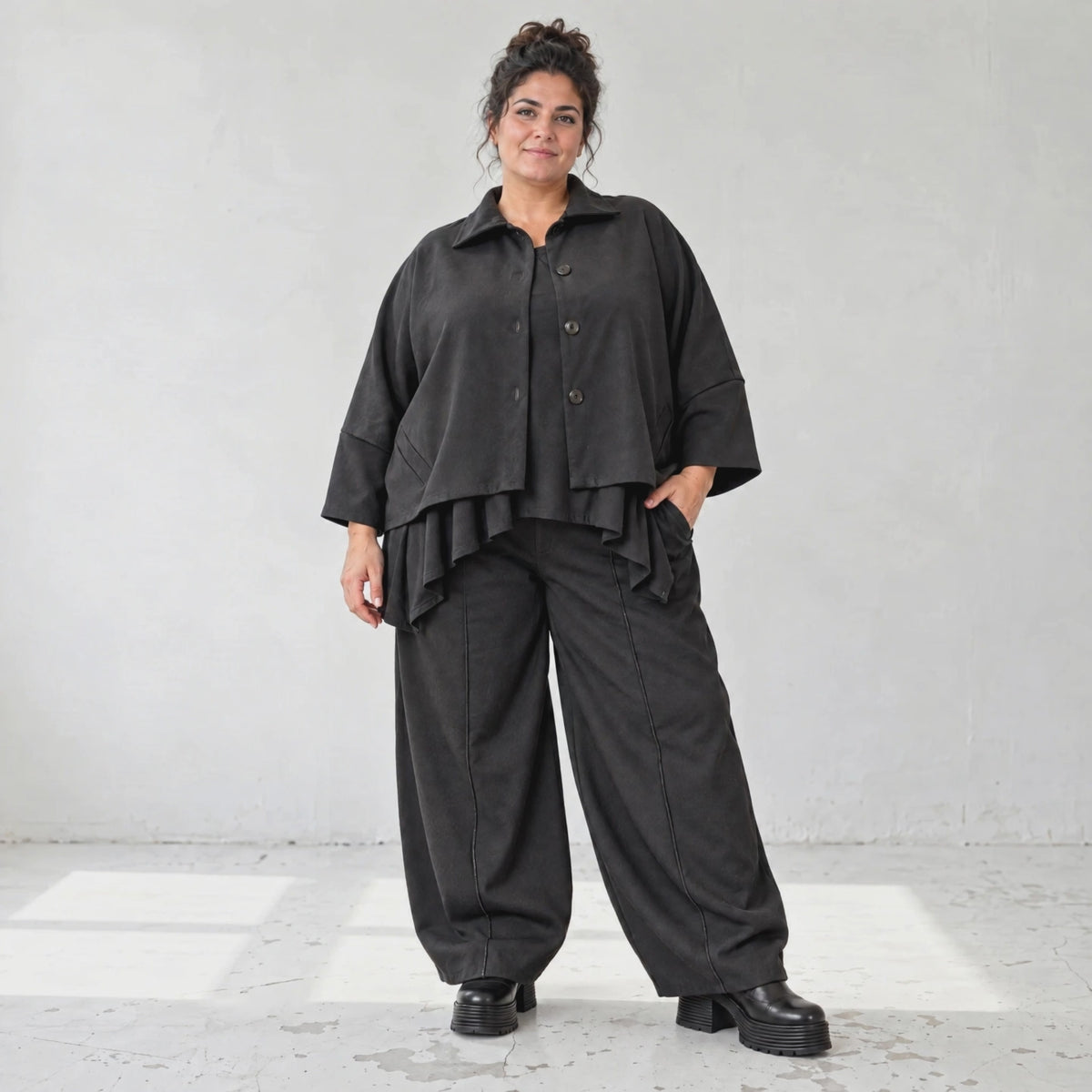 Schwarze Ballonhose aus feinem Jeansstoff mit Elastikbund und Overlocknaht Musterung