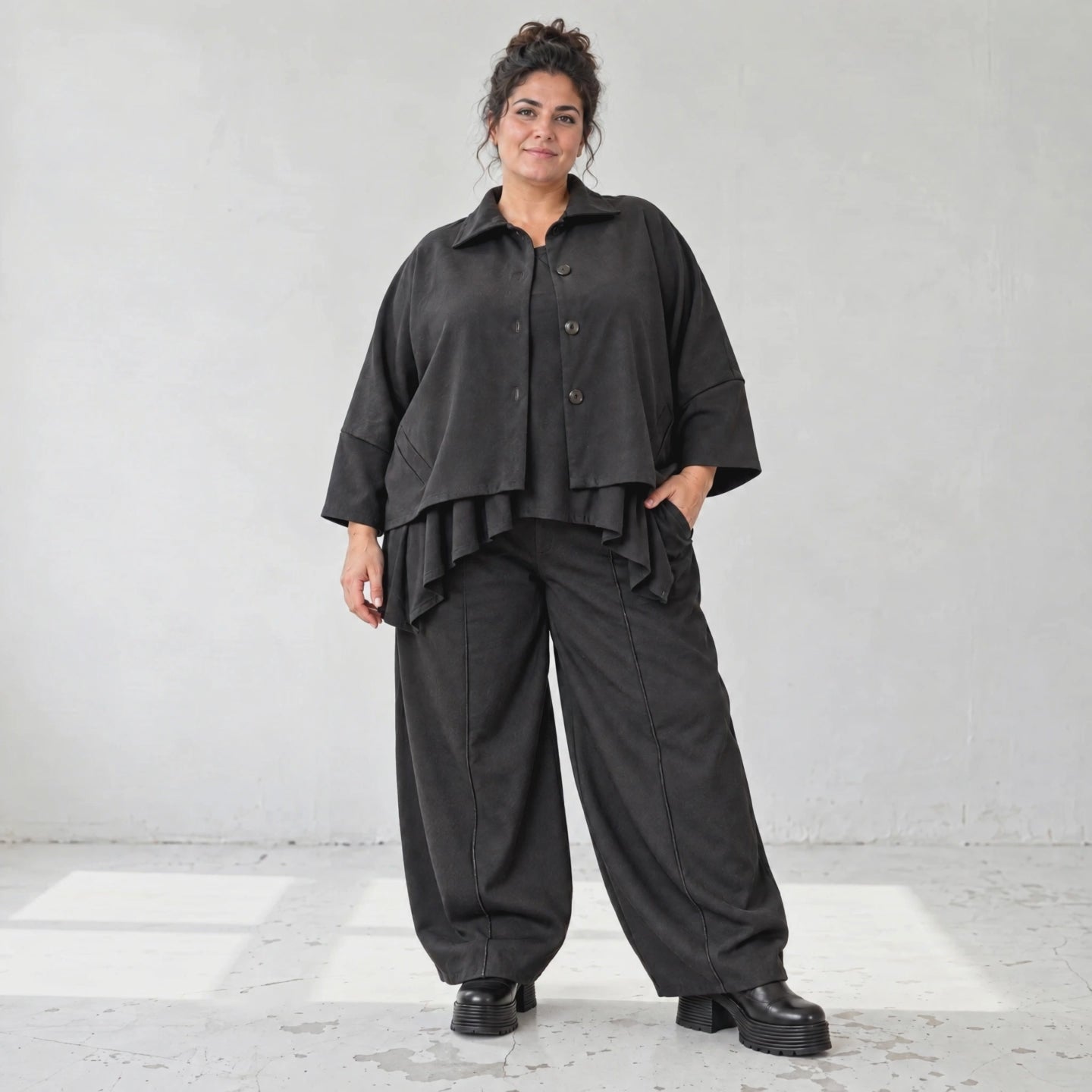 Schwarze Ballonhose aus feinem Jeansstoff mit Elastikbund und Overlocknaht Musterung