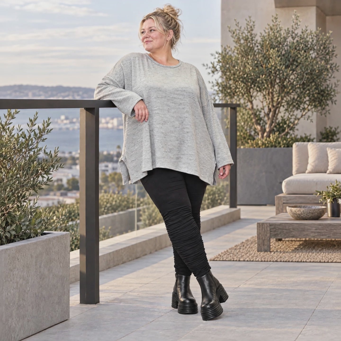 Kuscheliges Feinstrickshirt in Grau/Schwarz Melange mit fließender A-Linie aus Italien