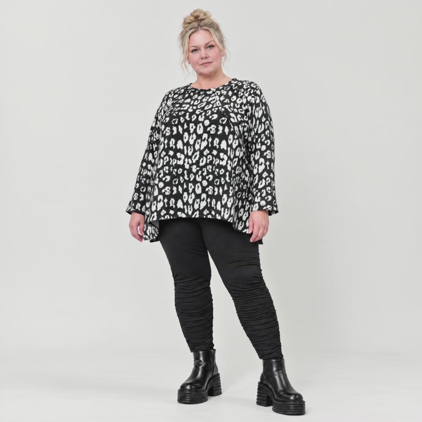 Flauschiges Feinstrickshirt in Schwarz/Weiß mit lockerer A-Linie und Faltennahtmuster