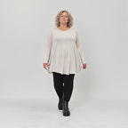 Langarmshirt in Beige aus weichem Modalstretch mit runder Form und Seitennahttaschen