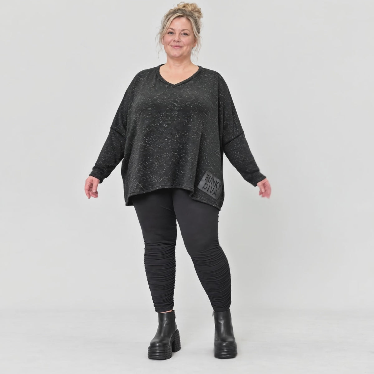 Langarmshirt in Schwarz/Weiß meliert aus weichem Flauschgarnfeinstrick mit V-Ausschnitt