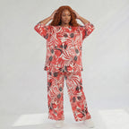 Slinkyhose mit weissrot schwarzem Blumenmuster und Taschen in geradem fliessendem Schnitt