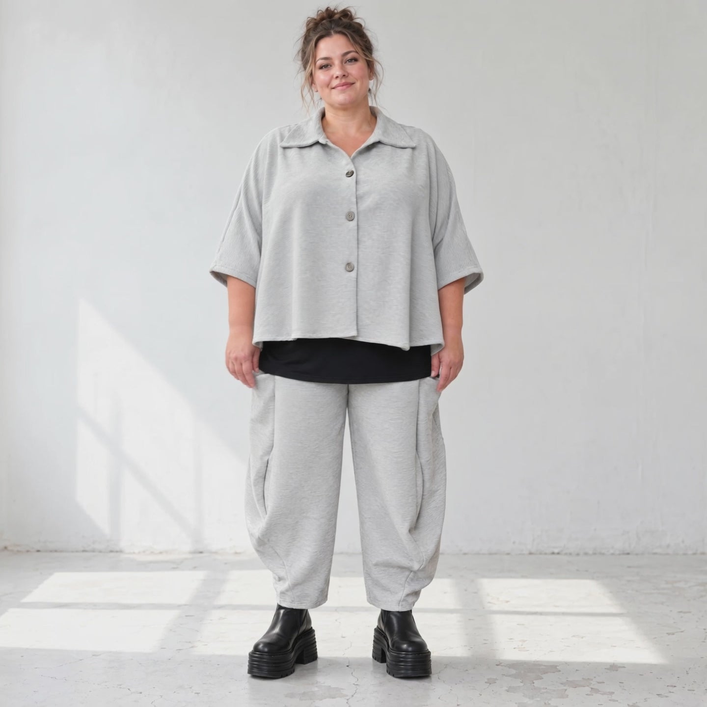 Graue Bluse aus weichem Ribbstoff mit Hemdkragen und gerundetem Saum für kalte Wintertage